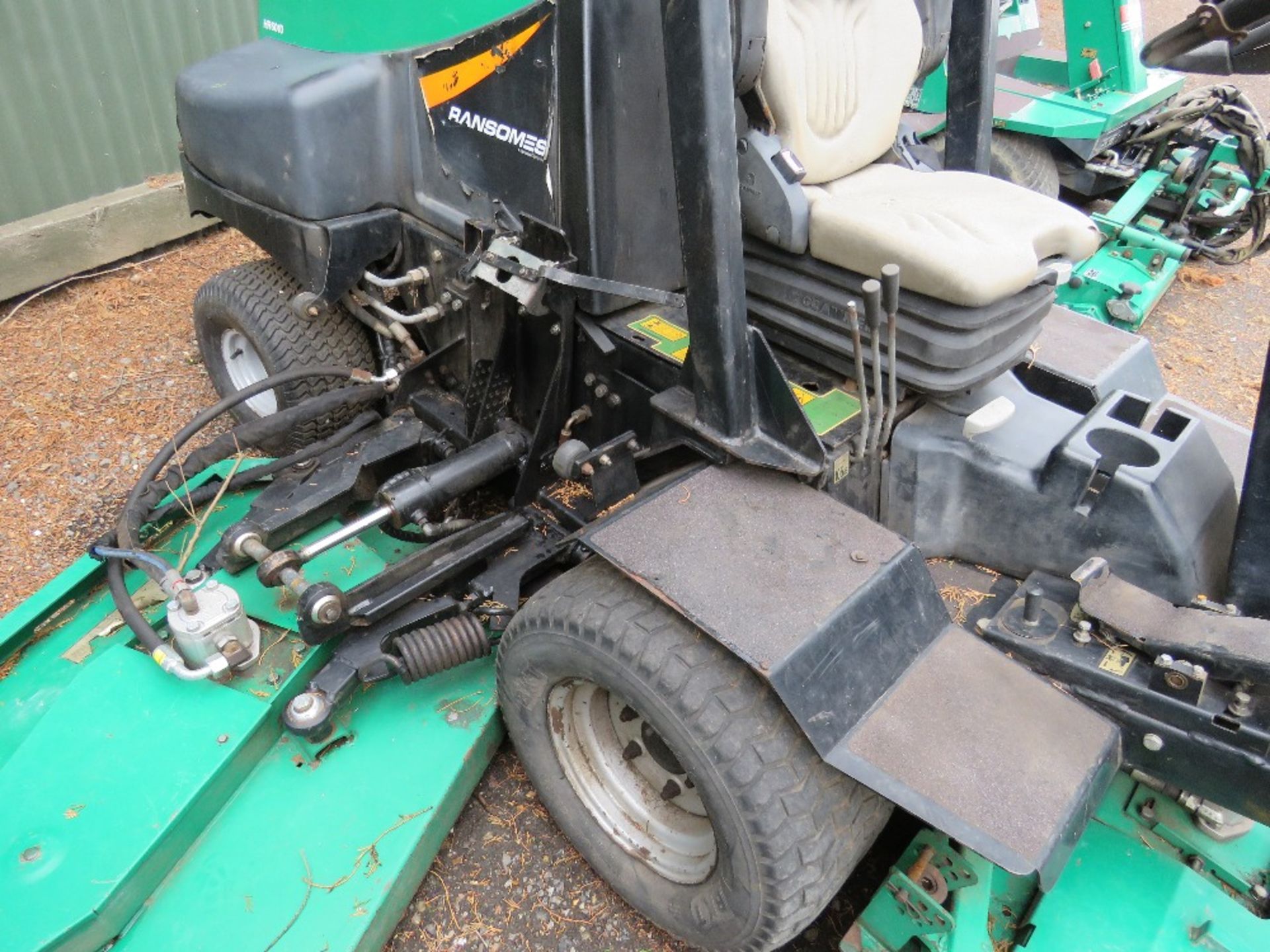 RANSOMES HR6010RAN BATWING RIDE ON MOWER. SN:EA000862 REC HRS. 2883 REC HRS. WHEN TESTED WAS SEEN T - Image 2 of 8