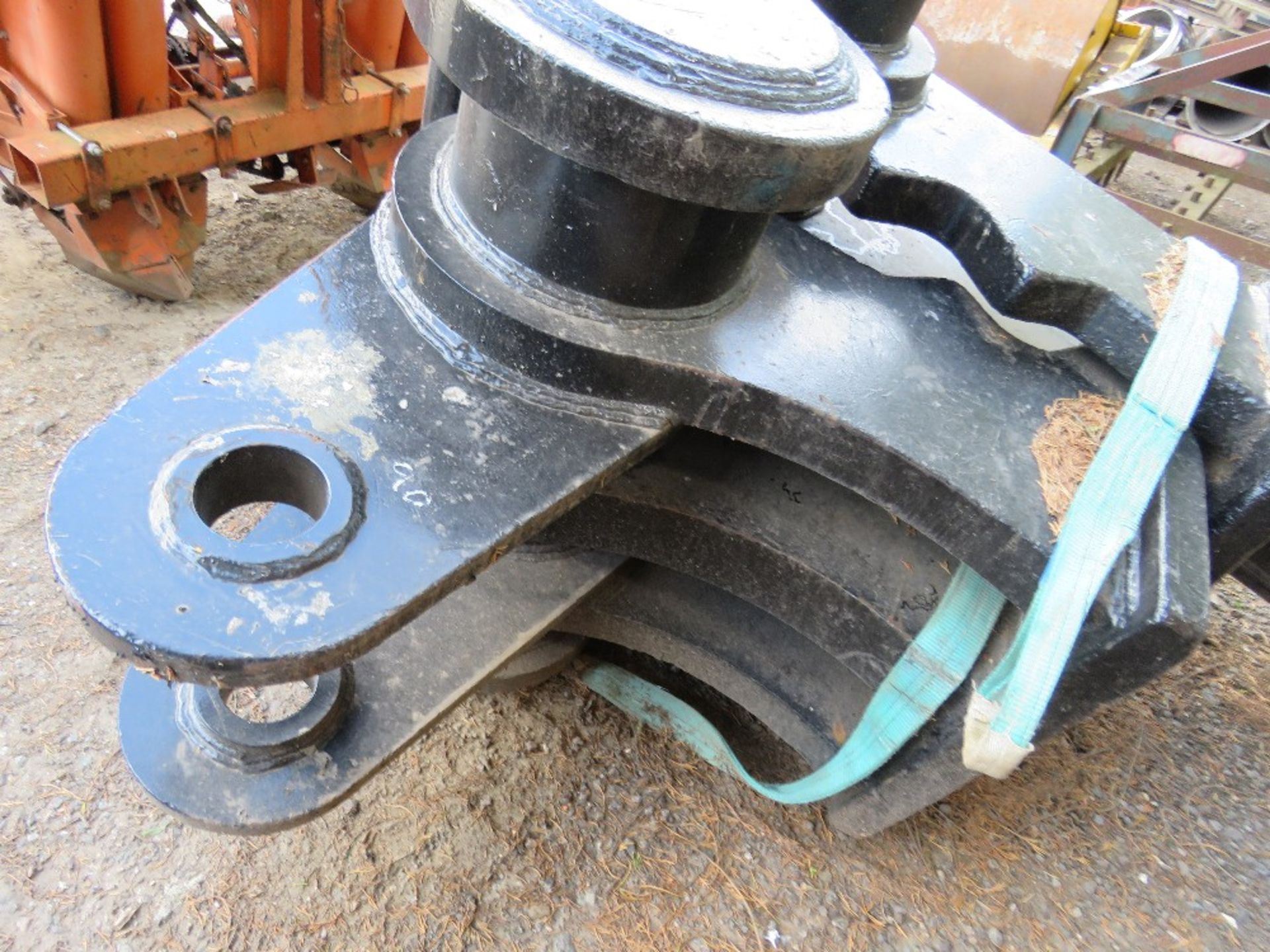 LARGE SIZED MUNCHER JAWS FOR EXCAVATOR ON 90MM PINS. - Image 3 of 4