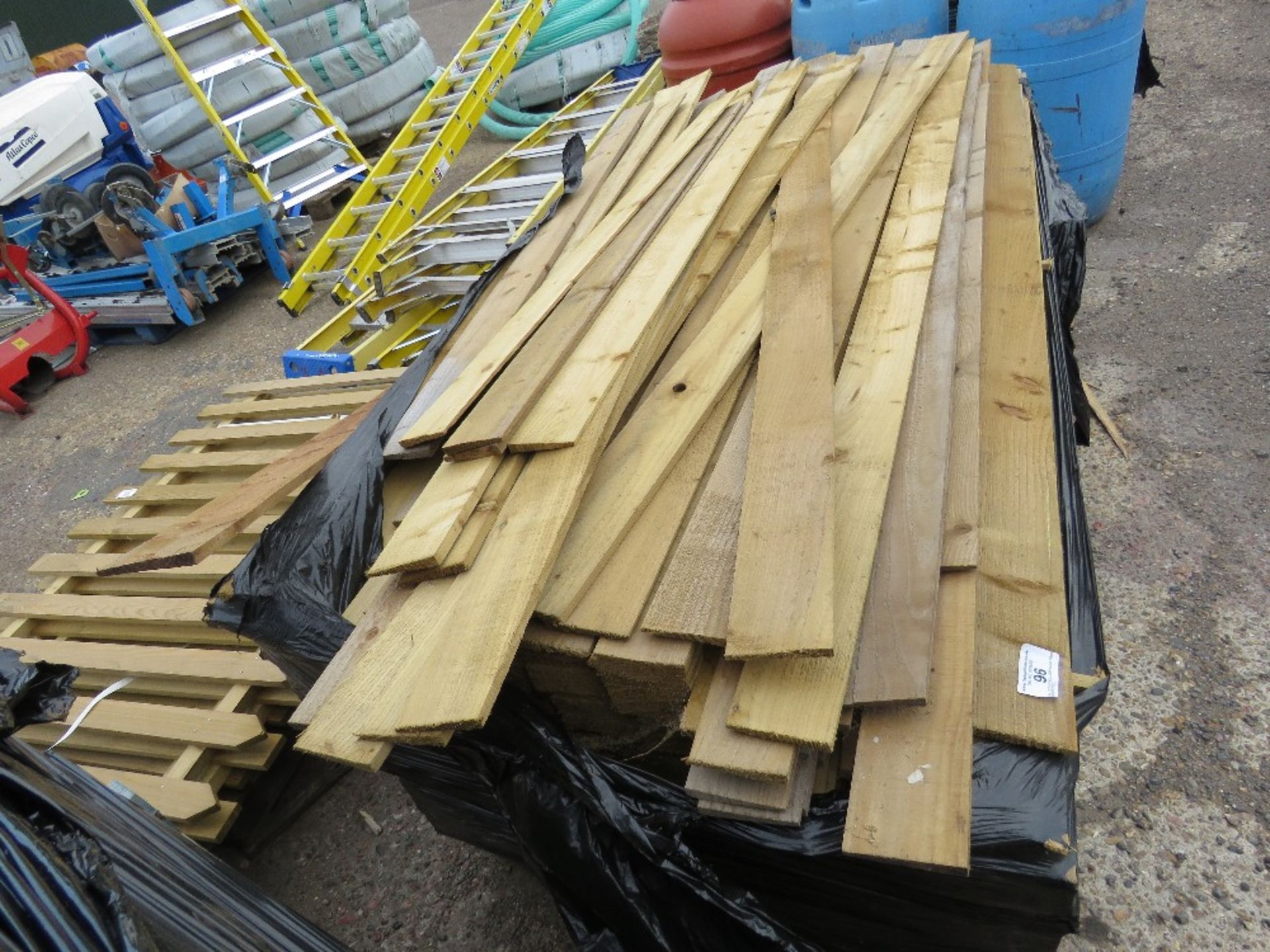 PALLET OF FEATHER EDGE TIMBER, ASSORTED SIZES APPROX 1.5 - 2.25M. - Image 2 of 3