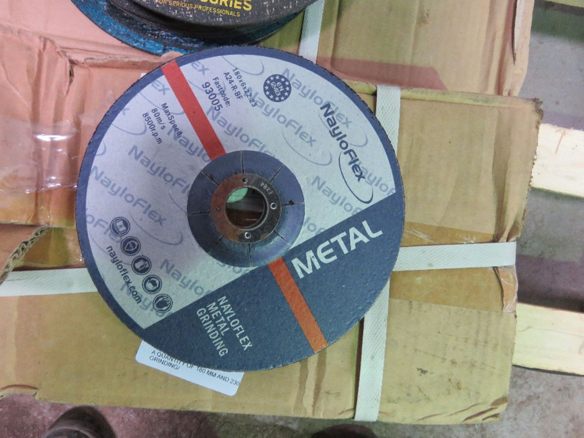 A QUANTITY OF 180 MM AND 230MM GRINDING/CUTTING DISCS. - Image 3 of 3