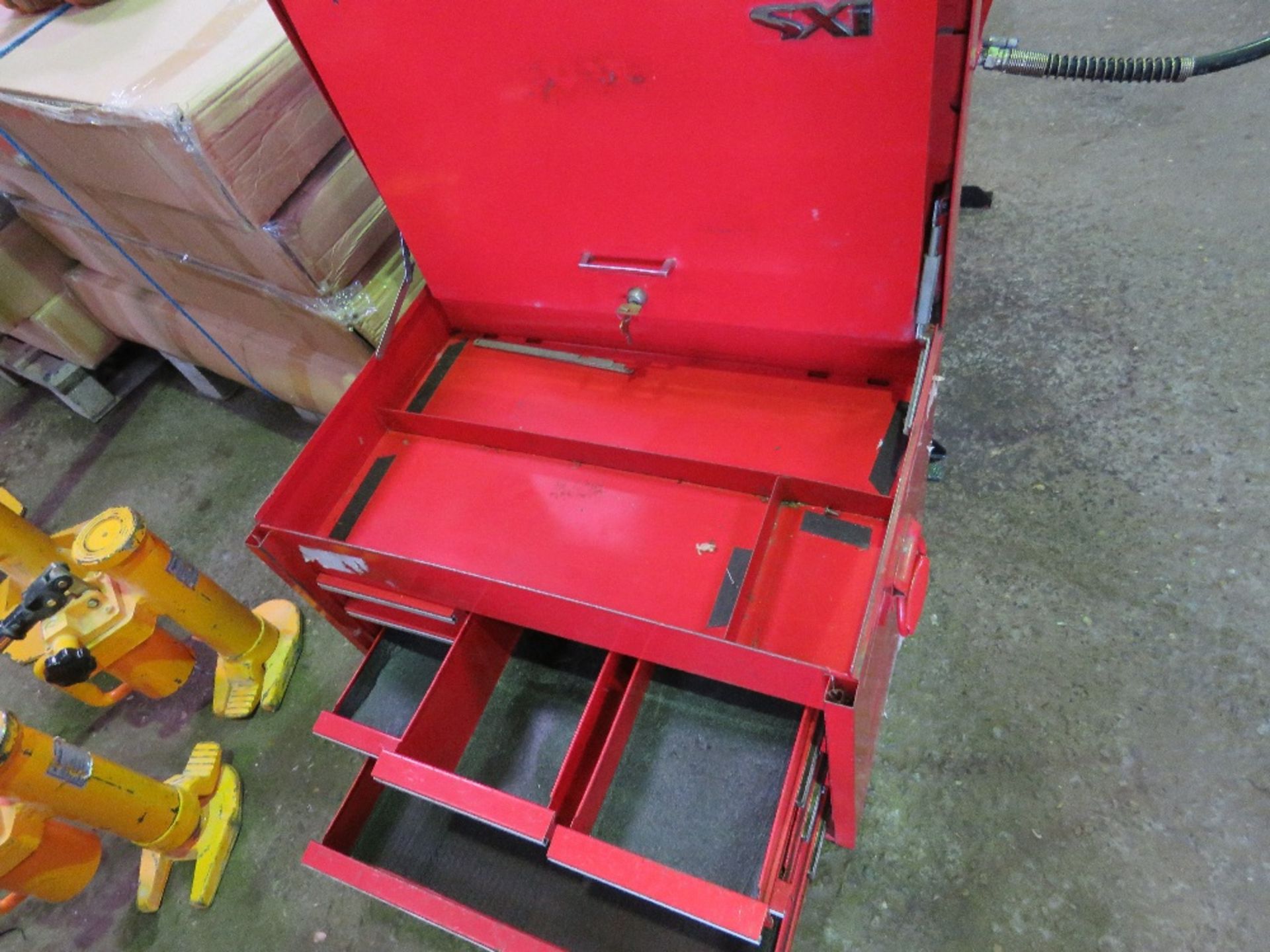 LARGE TOOL CHEST WITH DRAWERS C/W KEYS.