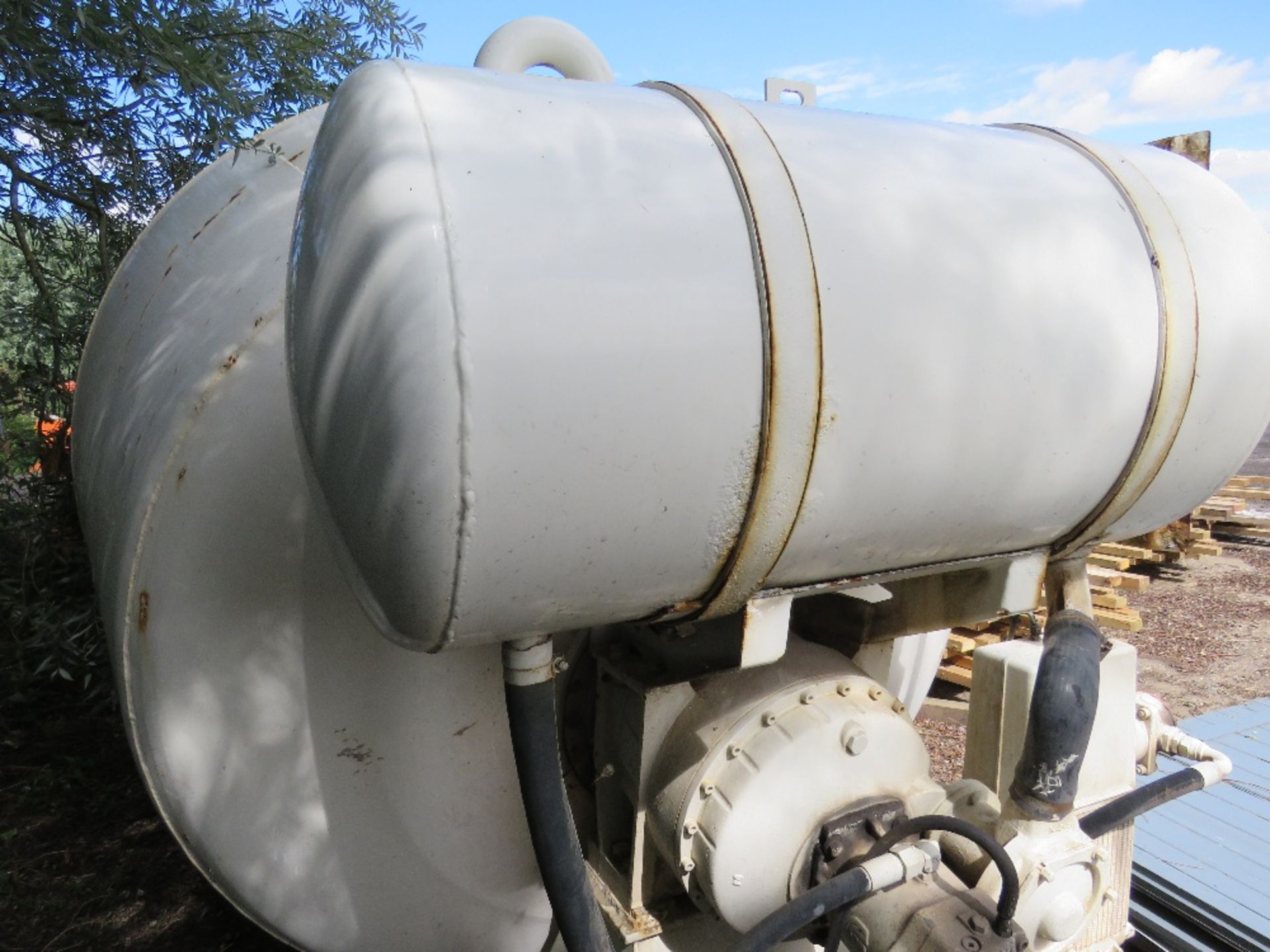 LORRY CEMENT MIXER DRUM RECENTLY REMOVED FROM 8 WHEEL DAF LORRY, COMPLETE WITH PTO PUMP. - Image 4 of 7