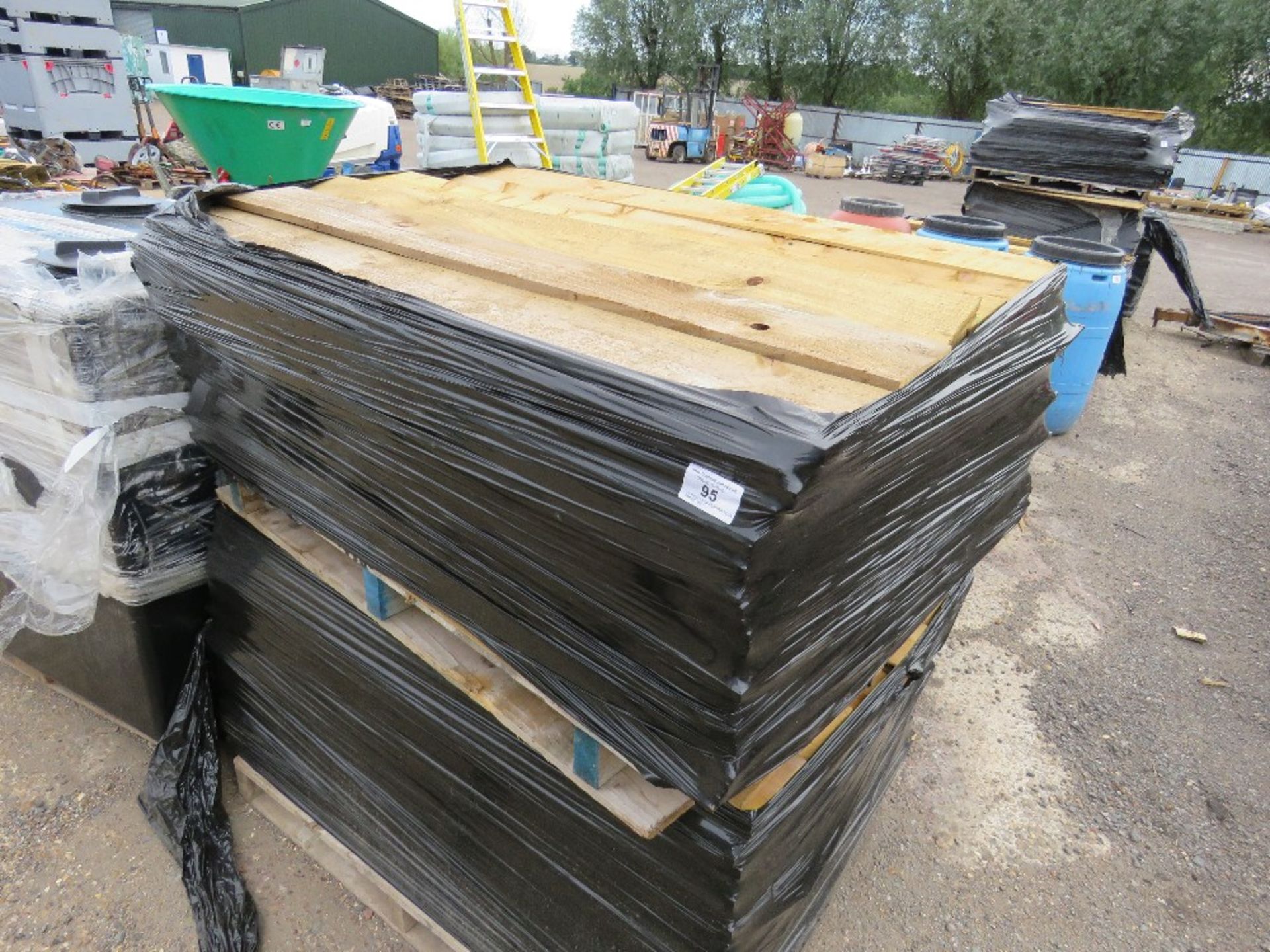 2 X PALLETS OF FEATHER EDGE TIMBER, BELIEVED TO BE APPROX 1.3M LENGTH.