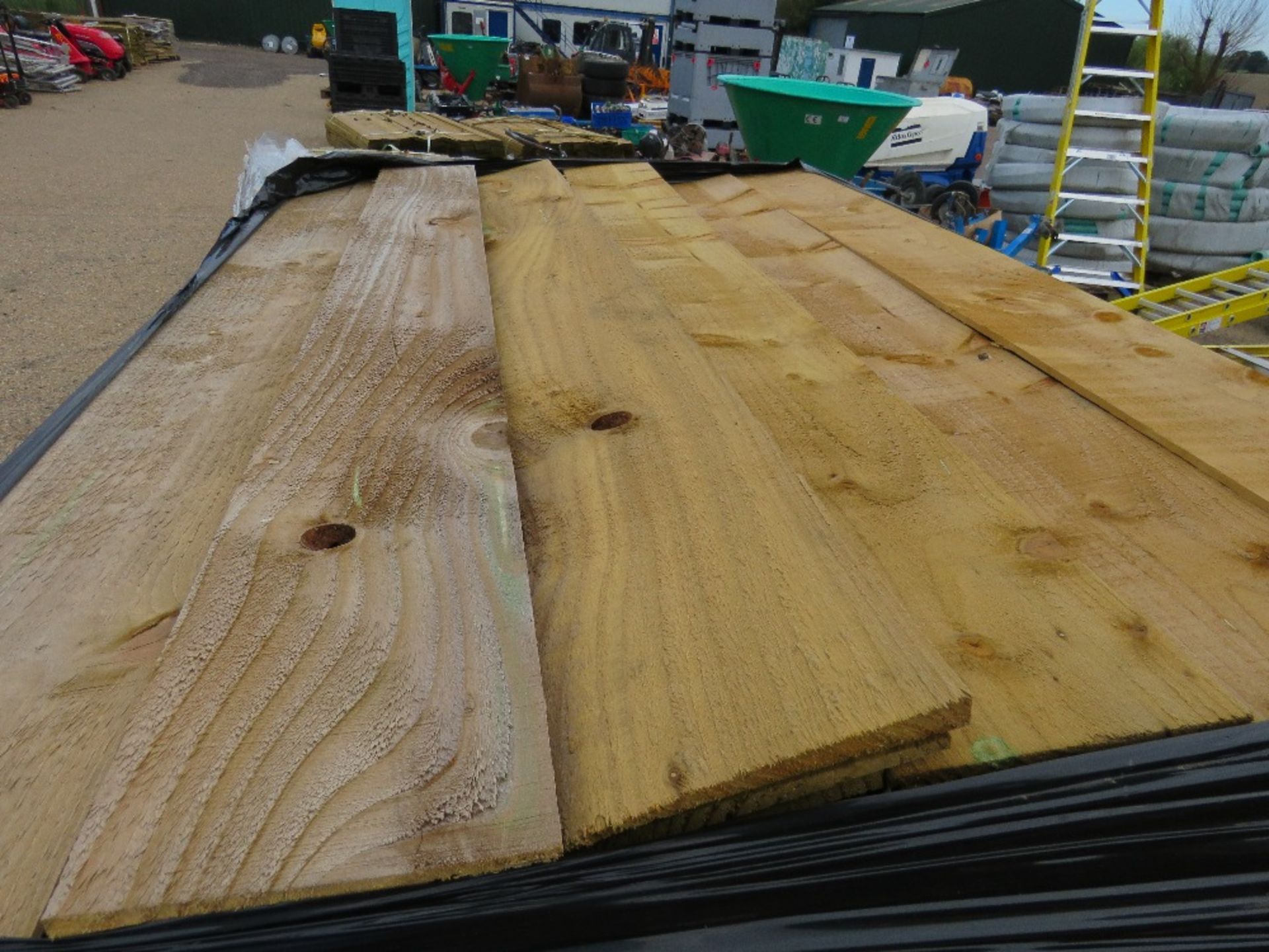 2 X PALLETS OF FEATHER EDGE TIMBER, BELIEVED TO BE APPROX 1.3M LENGTH. - Image 3 of 3