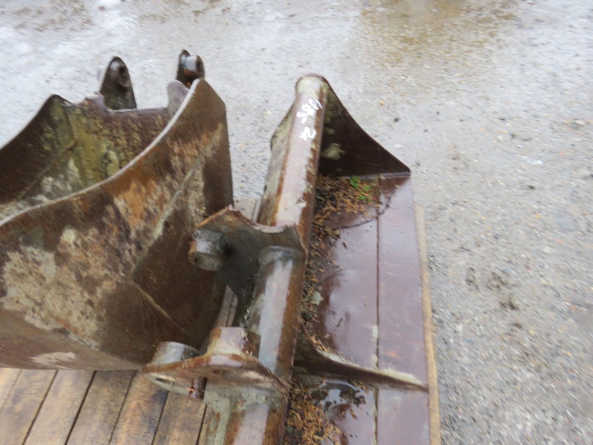 2X EXCAVATOR BUCKETS. DIRECT EX LOCAL COMPANY DUE TO SLOW DOWN IN BUSINESS. - Image 3 of 3