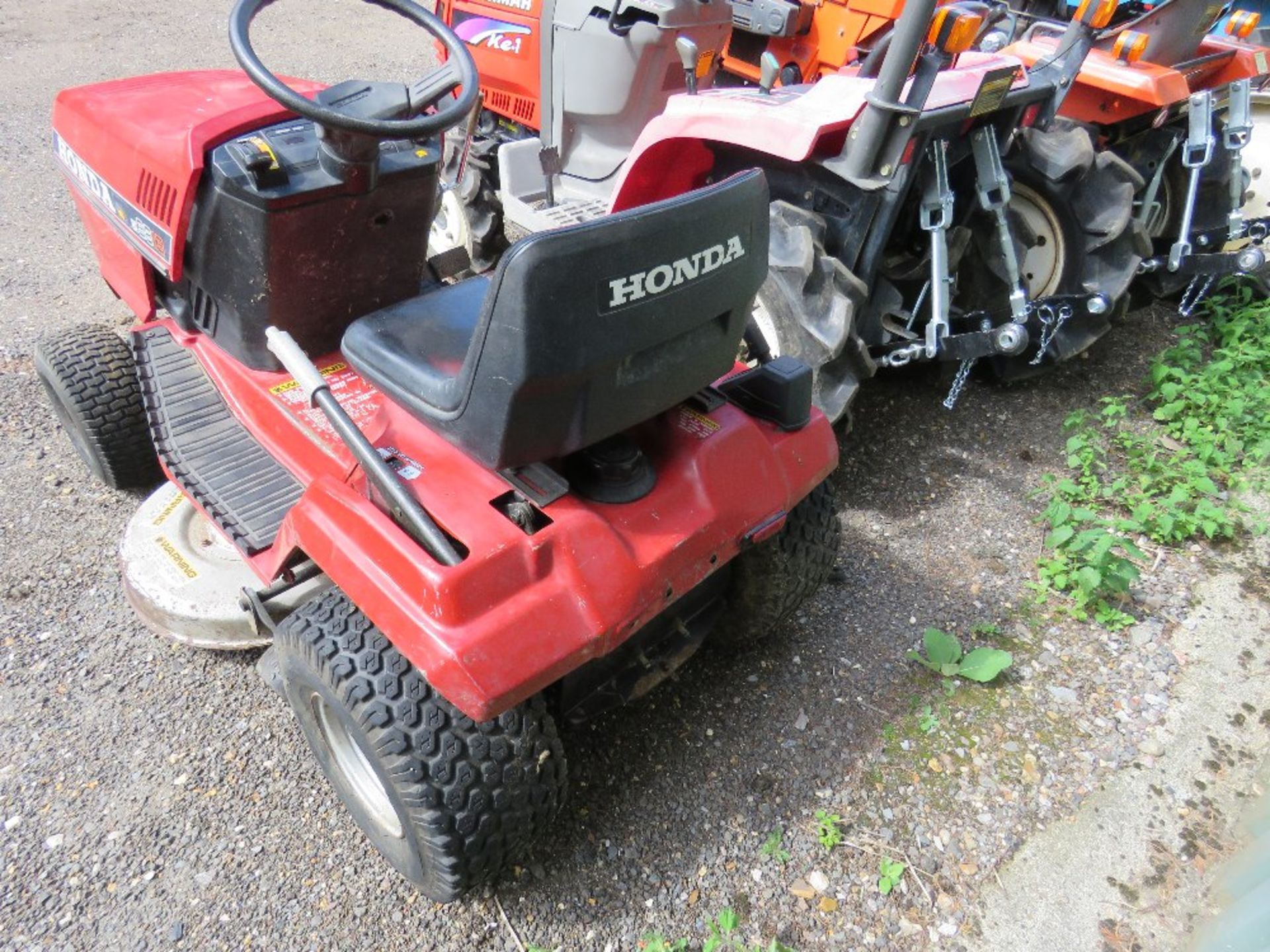 HONDA HT3813 2 CYLINDER PETROL ENGINED RIDE ON MOWER. WHEN TESTED WAS SEEN TO TURN OVER BUT NOT STA - Image 3 of 4
