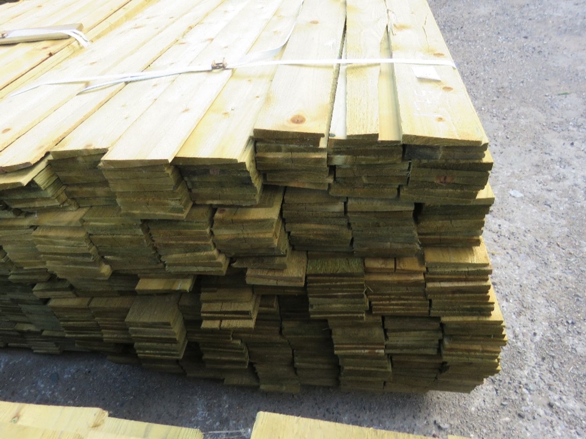 1 X PACK OF 1.79M X 10CM WIDE APPROX FEATHER EDGE TIMBER CLADDING - Image 3 of 3