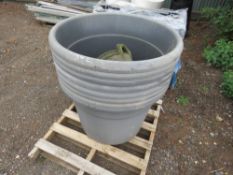 8 X LARGE POTS PLUS 4 X RUBBER FEED BOWLS.