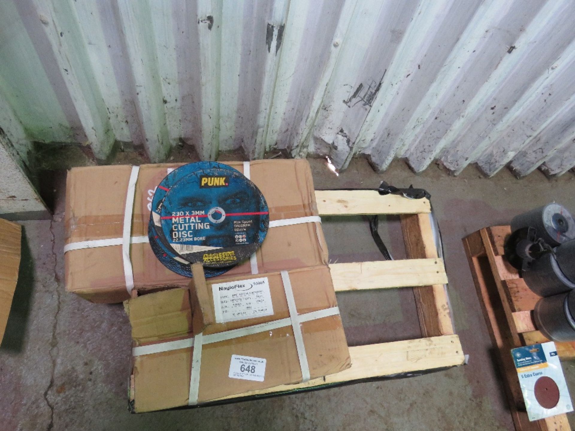 A QUANTITY OF 180 MM AND 230MM GRINDING/CUTTING DISCS.