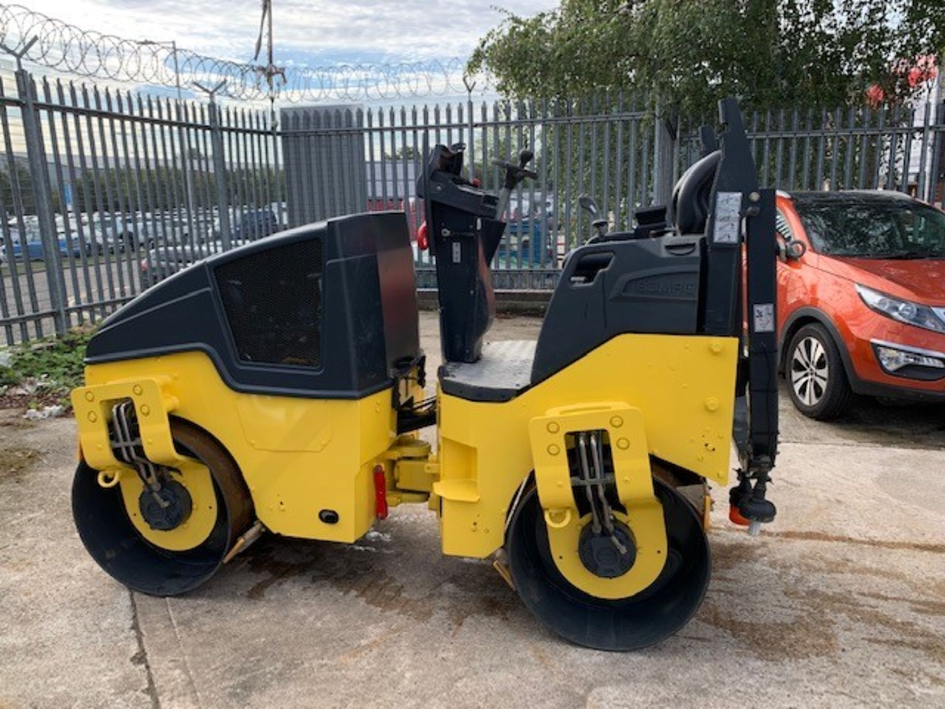 BOMAG 120 AD-5 TWIN DRUM ROLLER, YEAR 2015. 886 REC HOURS. WHEN TESTED WAS SEEN TO DRIVE, STEER AND - Image 3 of 7