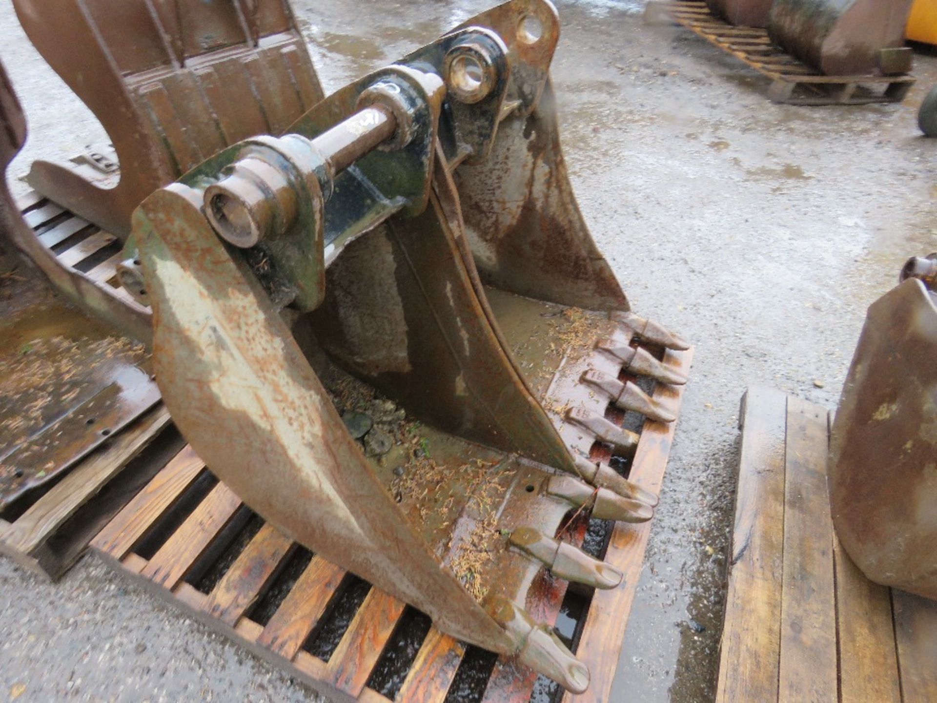 2 X EXCAVATOR BUCKETS ON 45MM PINS. 2FT AND 16" APPROX. DIRECT EX LOCAL COMPANY DUE TO SLOW DOWN IN - Image 3 of 4