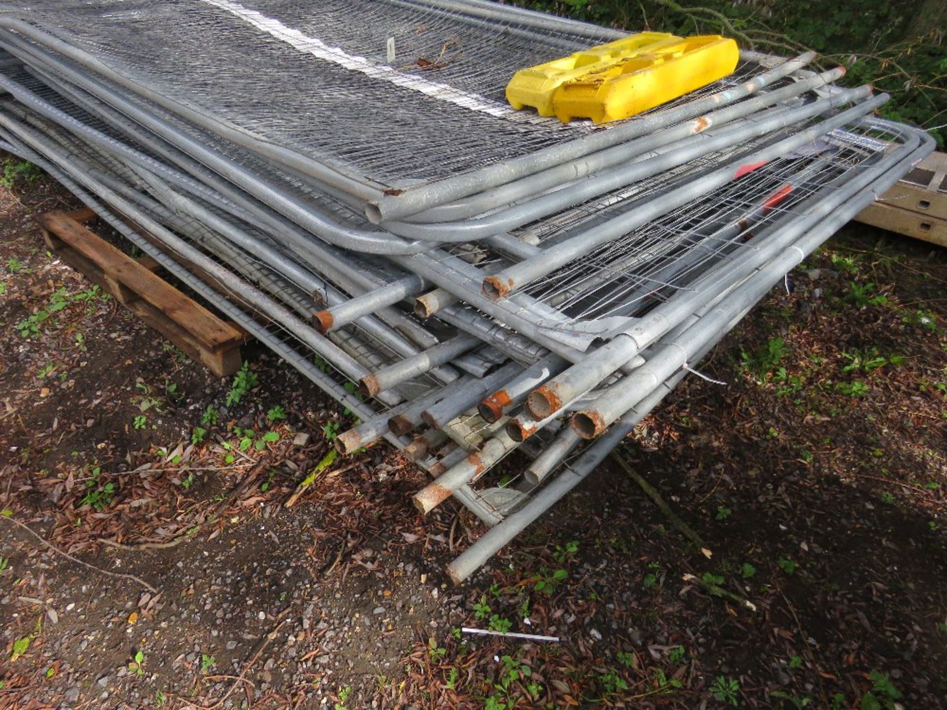 APPROXIMATELY 25NO HERAS TYPE SITE PANELS PLUS 2 X FEET. SOURCED FROM SITE CLEARANCE. - Image 2 of 2