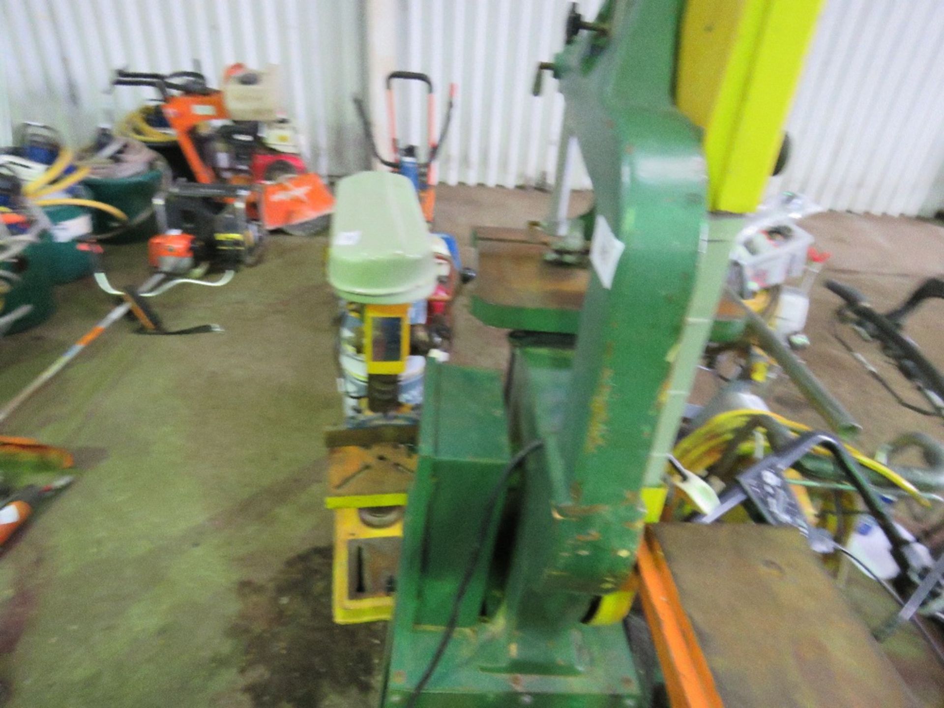 240VOLT SMALL SIZED BANDSAW, WORKING WHEN REMOVED. SOURCED FROM WORKSHOP CLOSURE. - Image 2 of 4