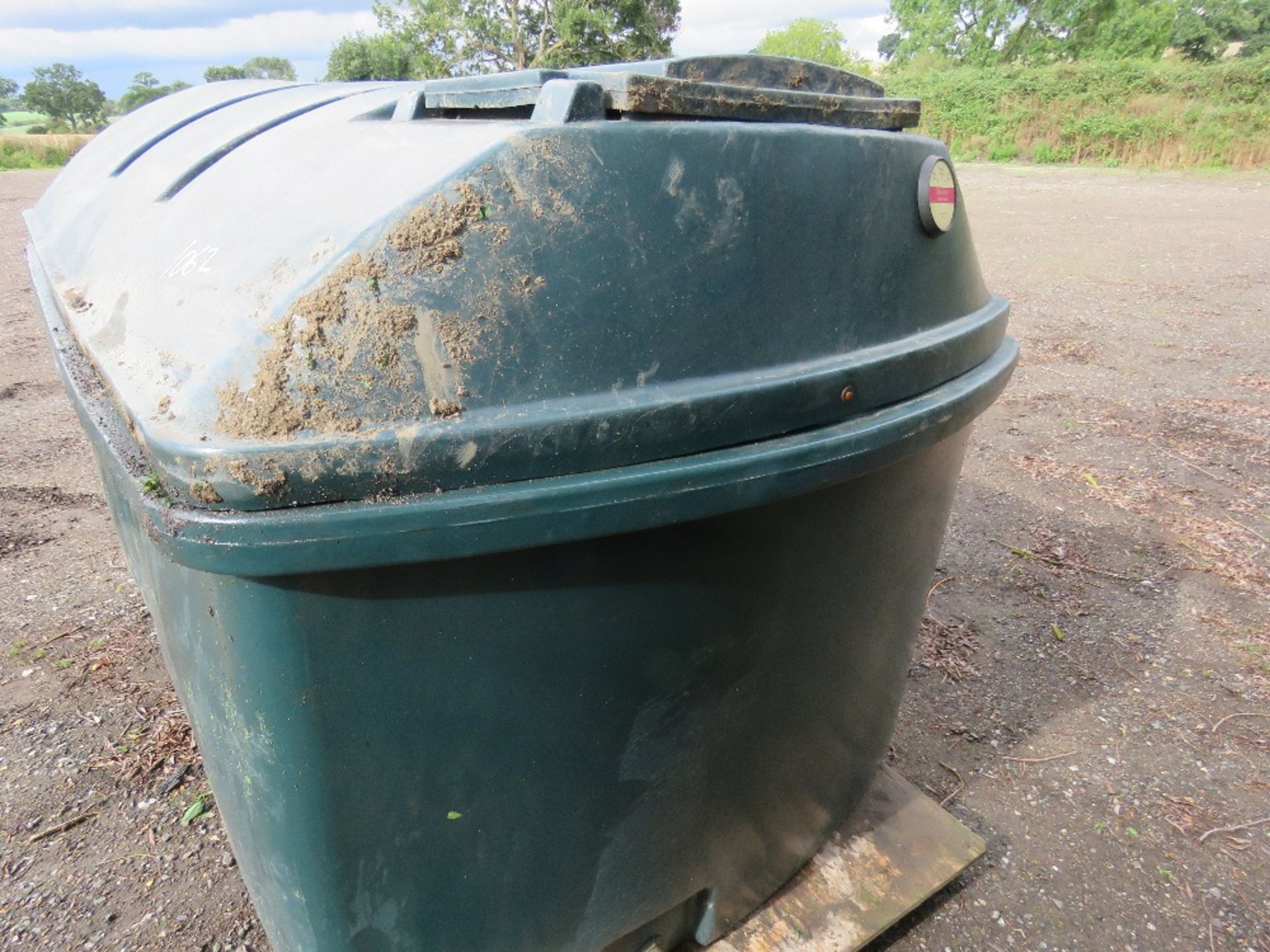 PLASTIC FUEL STORAGE TANK WITH BUND. - Image 2 of 6