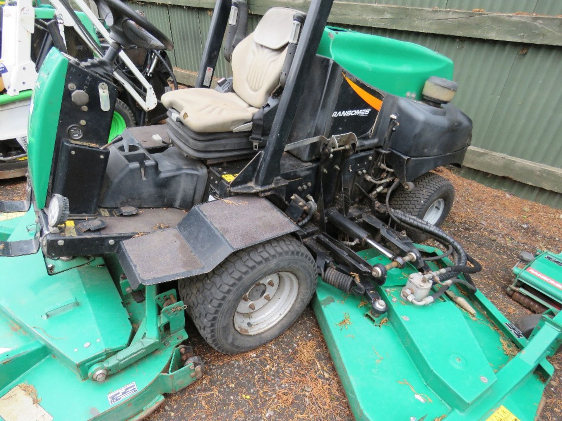 RANSOMES HR6010RAN BATWING RIDE ON MOWER. SN:EA000862 REC HRS. 2883 REC HRS. WHEN TESTED WAS SEEN T - Image 4 of 8