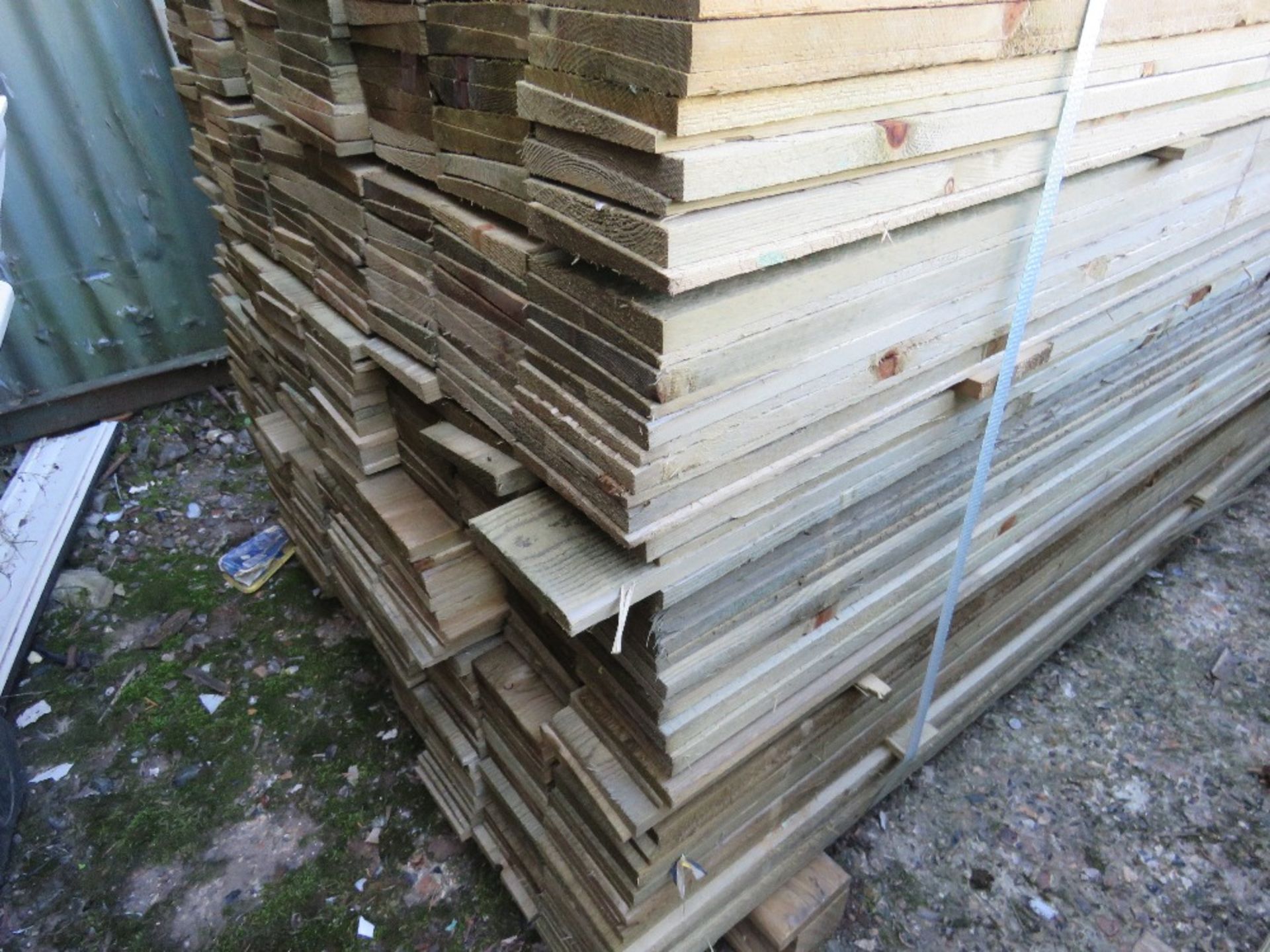 LARGE PACK OF 1.79 X 10CM FEATHER EDGE TIMBER (APPROX) - Image 2 of 3