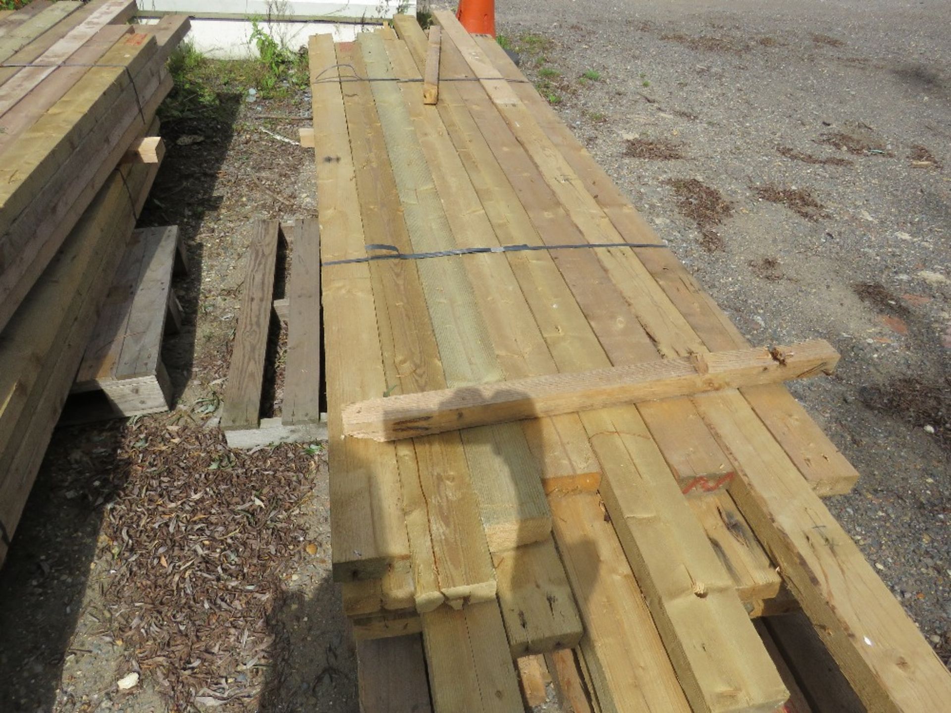 2 X BUNDLES OF PRE USED DE-NAILED 4X2 TIMBER. MAJORITY BEING 2.4-3M LENGTH APPROX. 32 PIECES IN EACH - Image 3 of 3