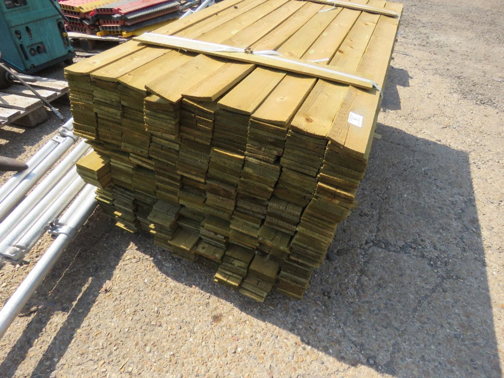 PACK OF FEATHER EDGE CLADDING TIMBER. 1.8 METRES LENGTH X 10CM WIDE. - Image 2 of 2