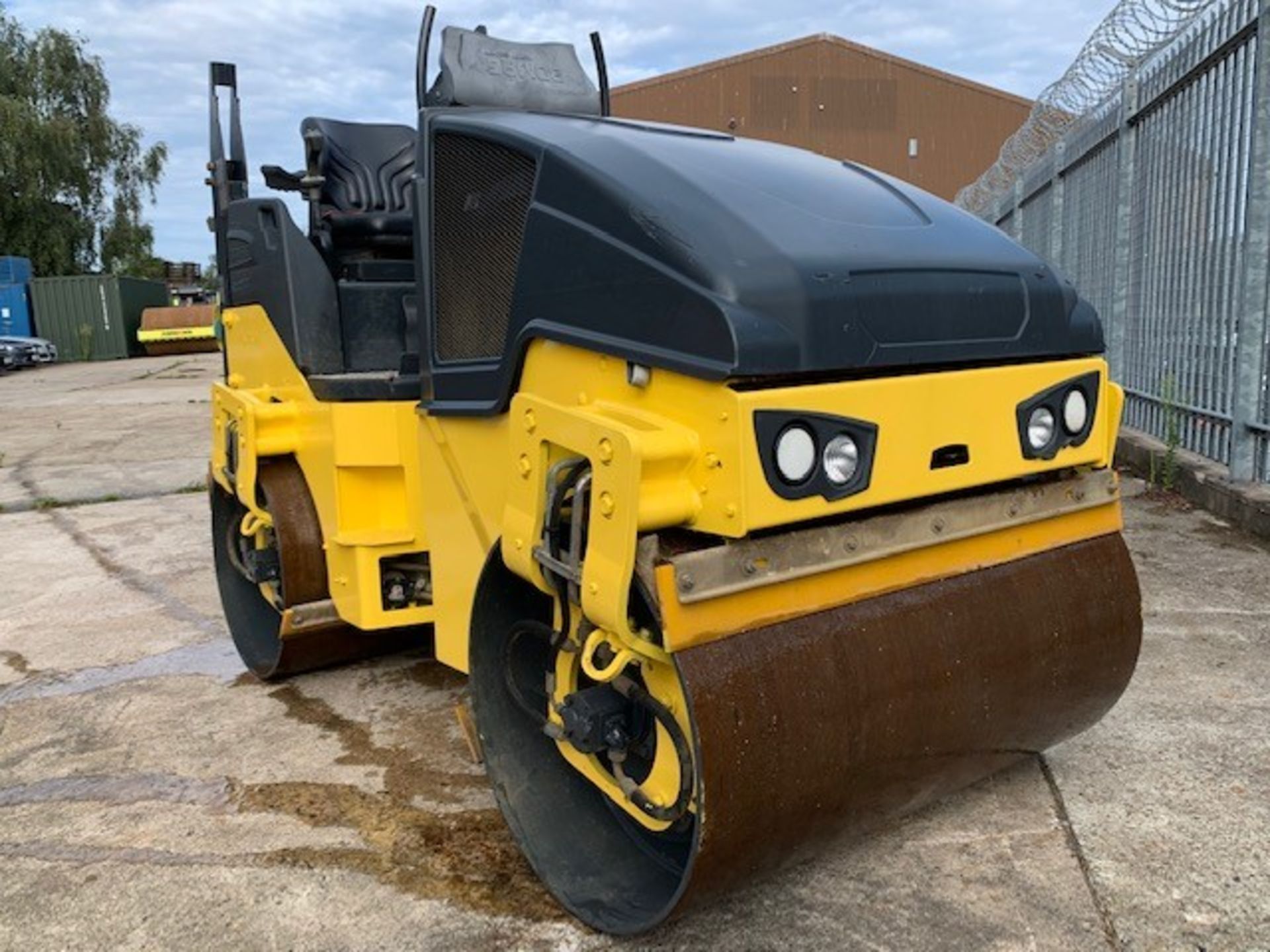BOMAG 120 AD-5 TWIN DRUM ROLLER, YEAR 2015. 886 REC HOURS. WHEN TESTED WAS SEEN TO DRIVE, STEER AND
