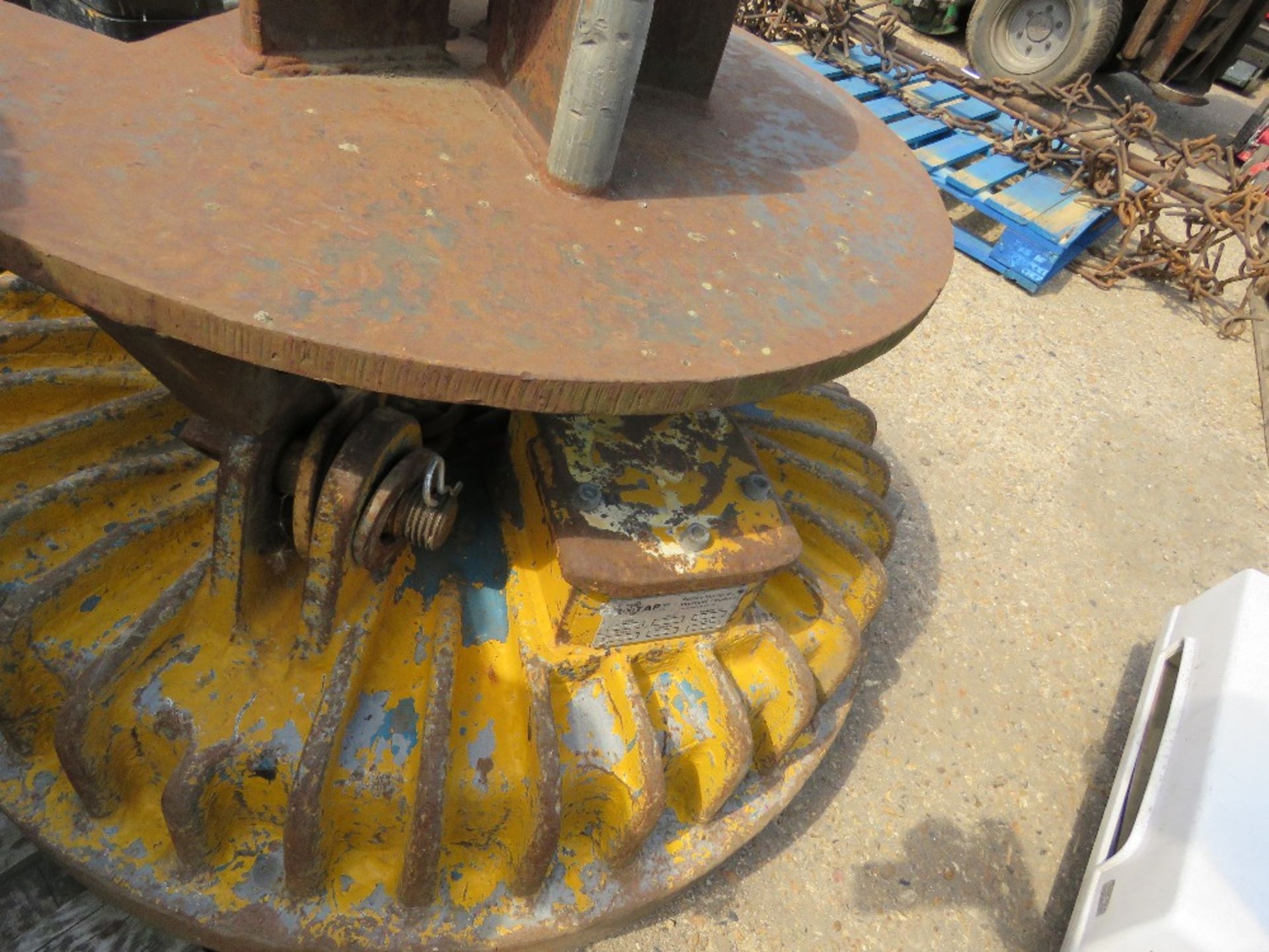 Electro magnet plus top hat unit for scrap handling, working when removed, unused for two years - Image 2 of 3