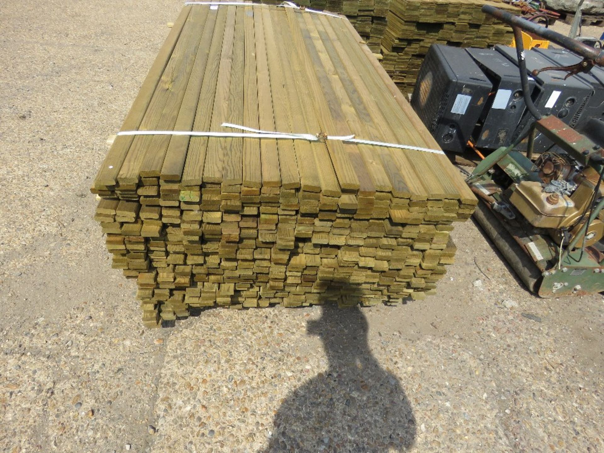 1 X BUNDLE OF VENETIAN STRIP TIMBER CLADDING. 1.83M X 4.5CM X 1.5CM SIZE - Image 2 of 2