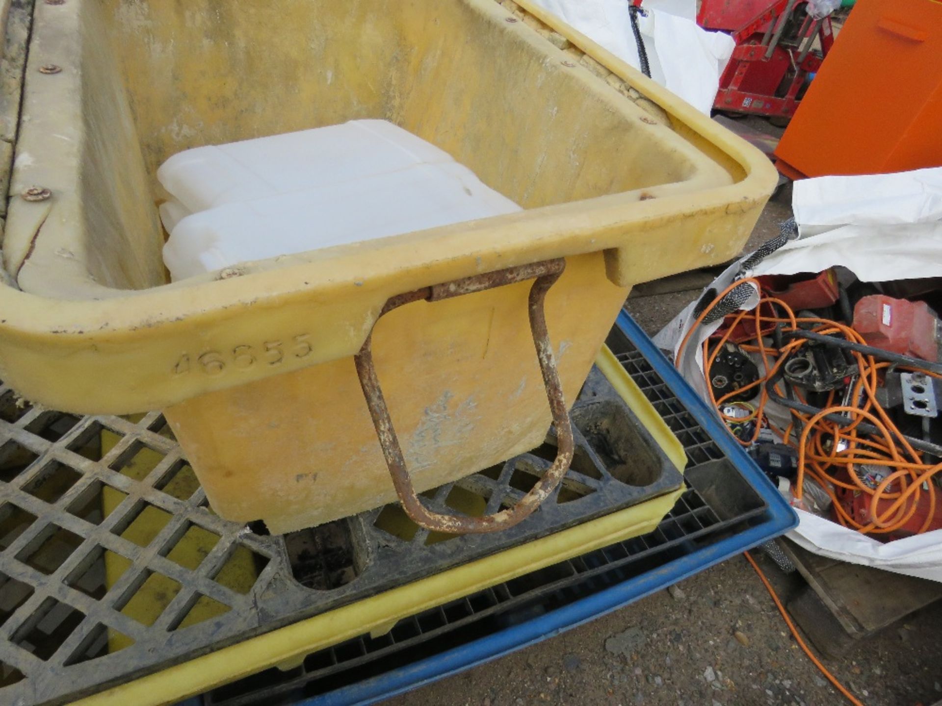 2 X DRIP TRAYS PLUS A MORTAR BIN. - Image 3 of 3