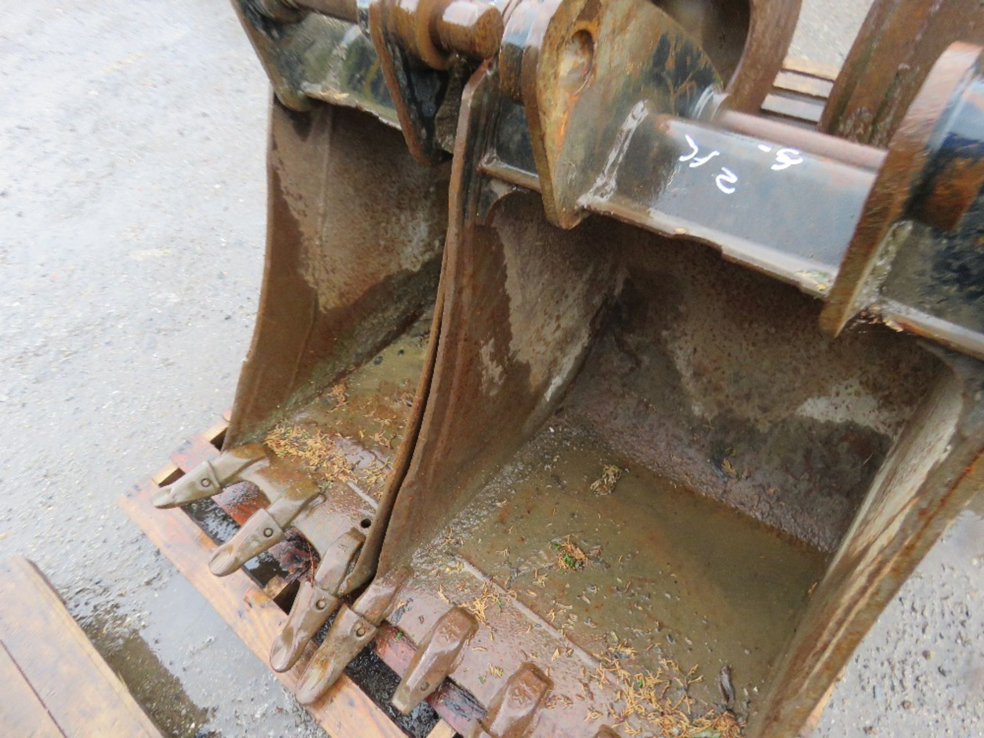 2 X EXCAVATOR BUCKETS ON 45MM PINS. 2FT AND 16" APPROX. DIRECT EX LOCAL COMPANY DUE TO SLOW DOWN IN - Image 2 of 4