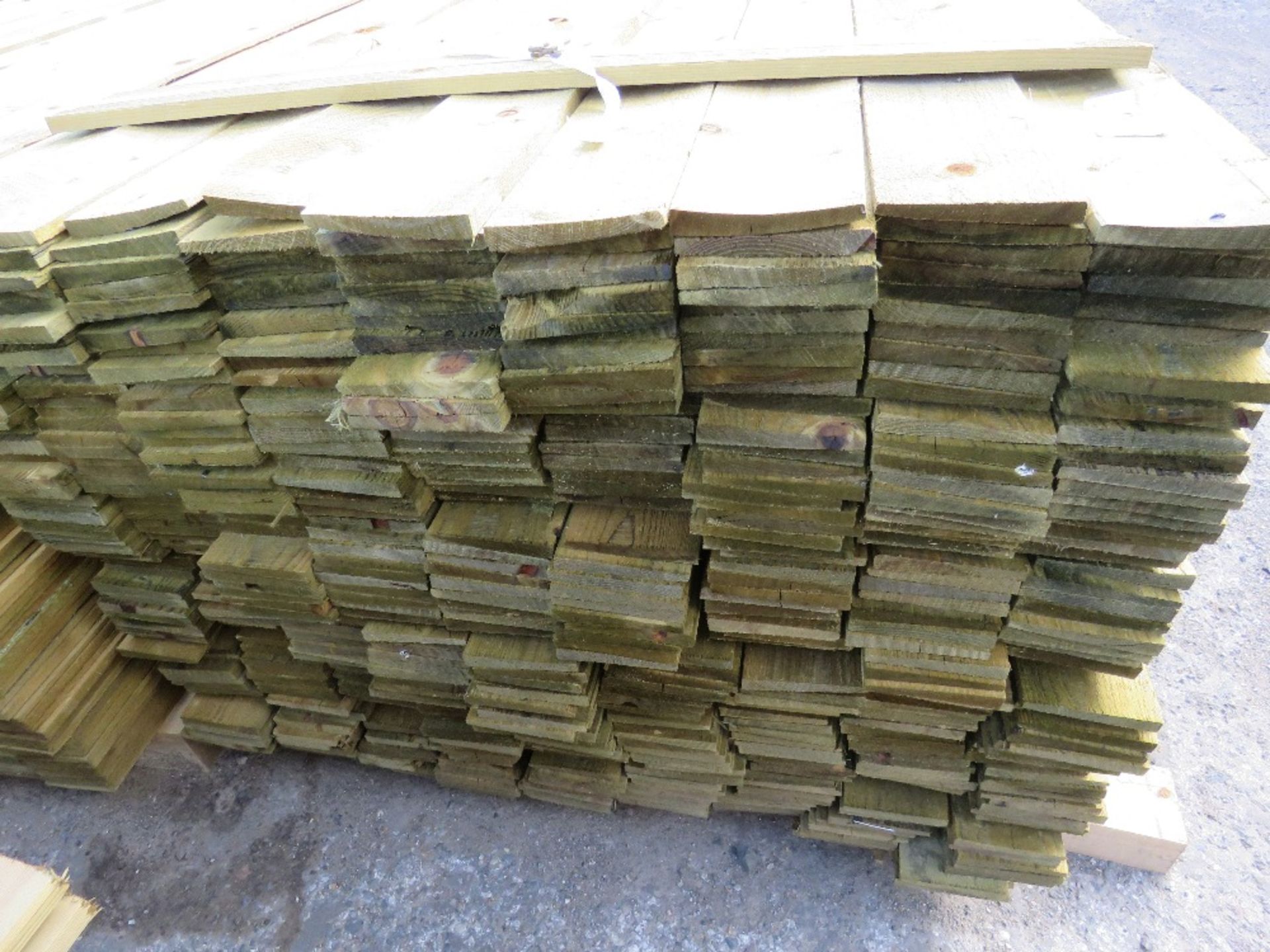 1 X PACK OF 1.65M X 10CM WIDE APPROX FEATHER EDGE TIMBER CLADDING - Image 2 of 3