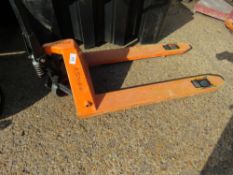 HYDRAULIC PALLET TRUCK.