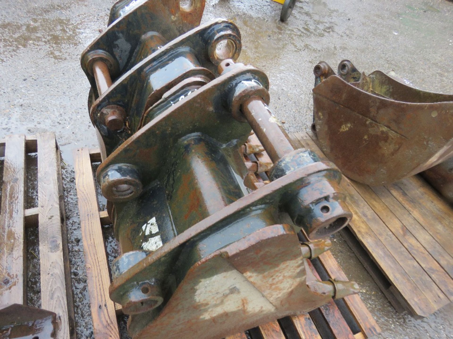 2 X EXCAVATOR BUCKETS ON 45MM PINS. 2FT AND 16" APPROX. DIRECT EX LOCAL COMPANY DUE TO SLOW DOWN IN - Image 4 of 4