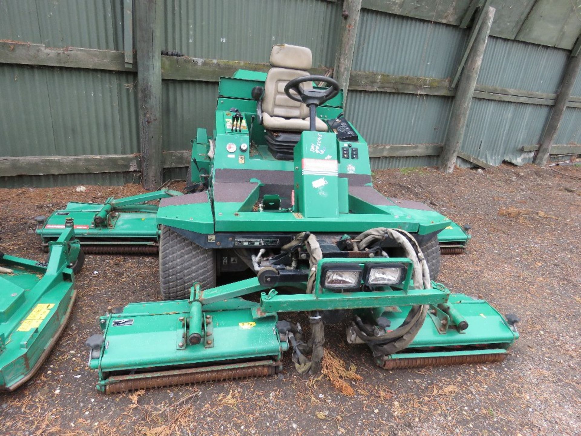 RANSOMES COMMANDER 3520 5 GANG MOWER. 3433 REC HOURS. WHEN TESTED WAS SEEN TO DRIVE AND MOWERS TURNE - Image 9 of 9