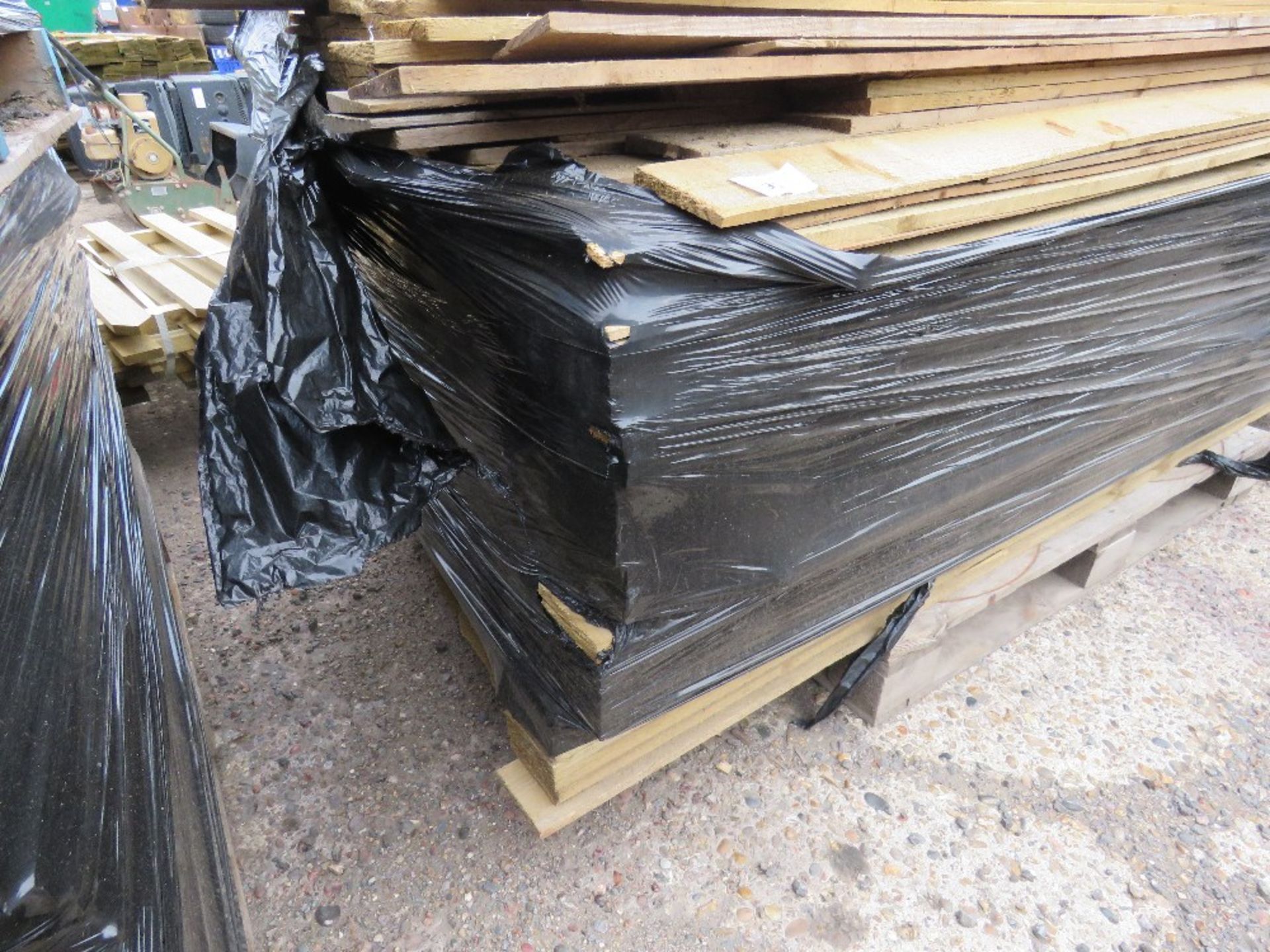 PALLET OF FEATHER EDGE TIMBER, ASSORTED SIZES APPROX 1.5 - 2.25M. - Image 3 of 3