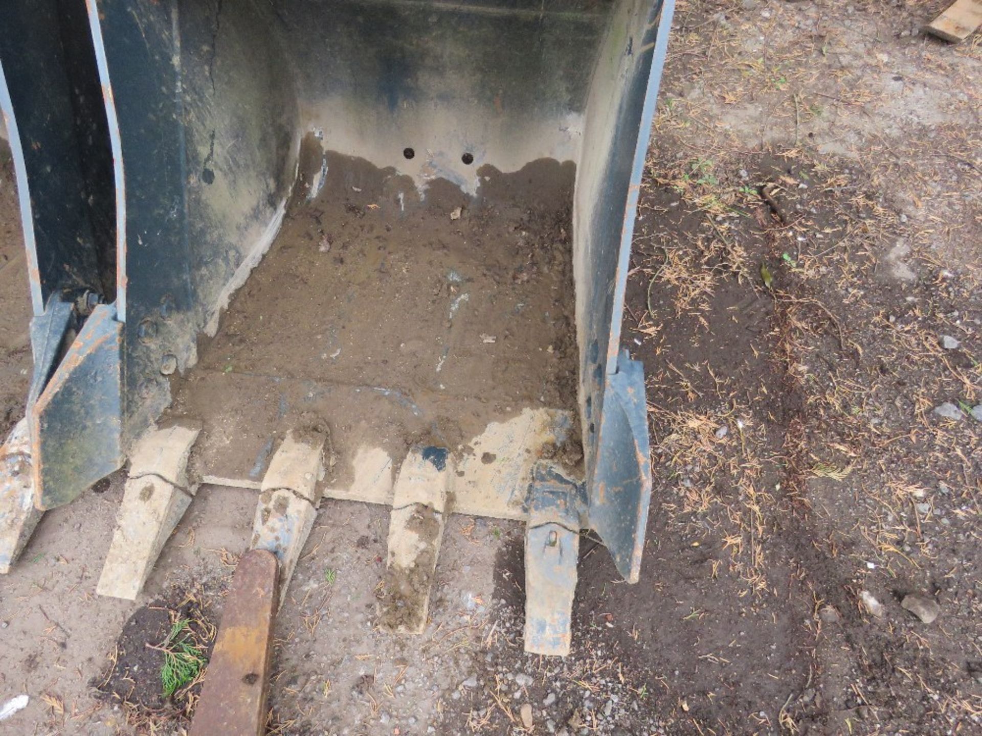 2 FT 6 EXCAVATOR BUCKET, LITTLE USED, TO FIT HYUNDAI 8 TONNE EXCAVATOR. - Image 2 of 4