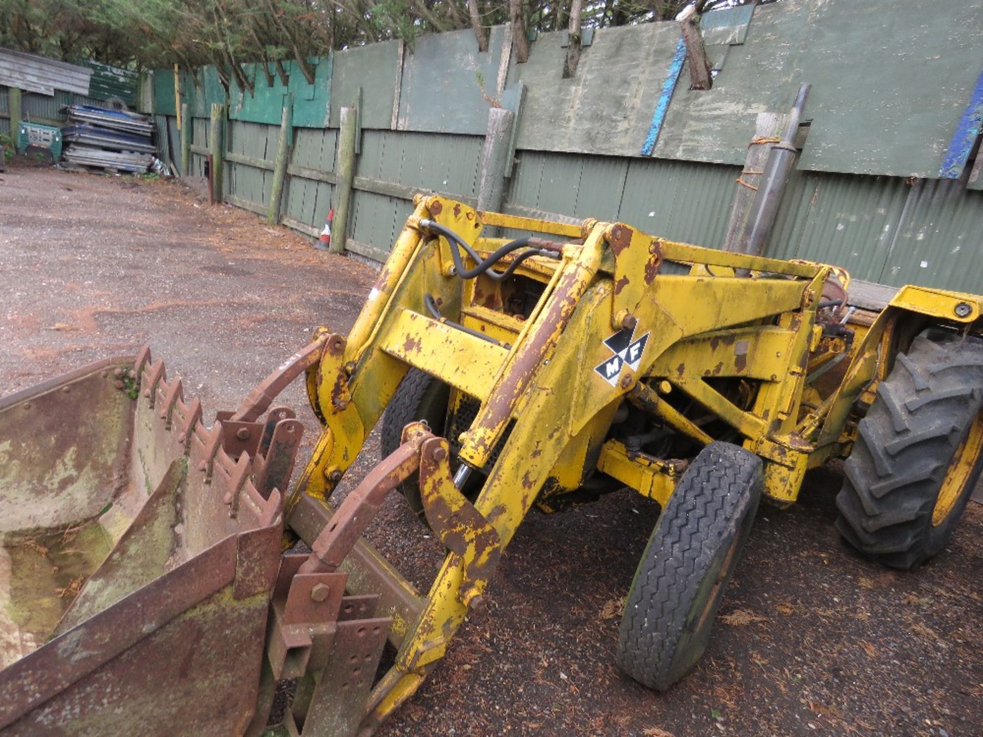 MASSEY FERGUSON 2203 INDUSTRIAL LOADER TRACTOR WITH FORKS AND BUCKET. WHEN TESTED WAS SEEN TO RUN AN - Image 2 of 6