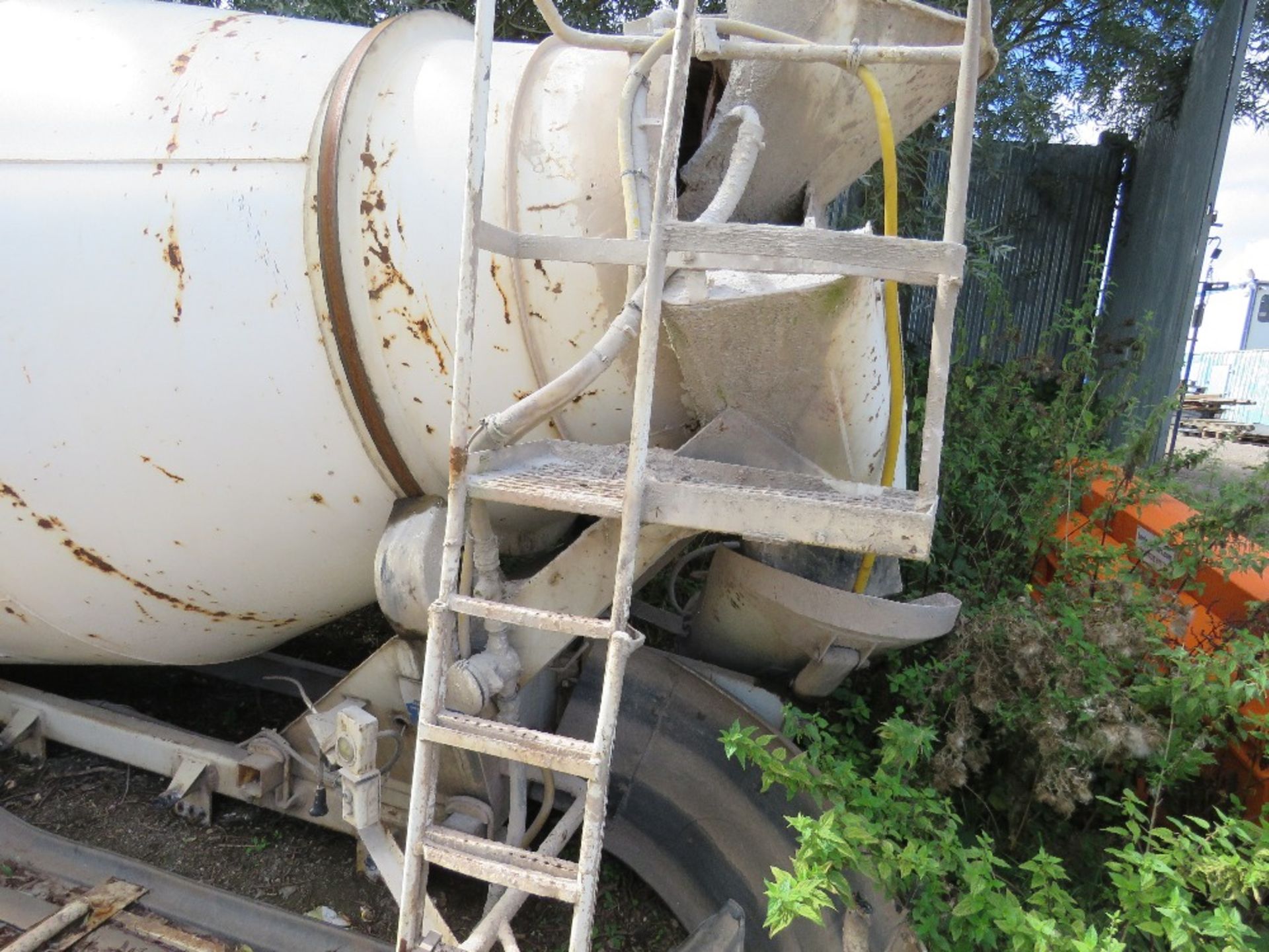 LORRY CEMENT MIXER DRUM RECENTLY REMOVED FROM 8 WHEEL DAF LORRY, COMPLETE WITH PTO PUMP. - Image 6 of 7