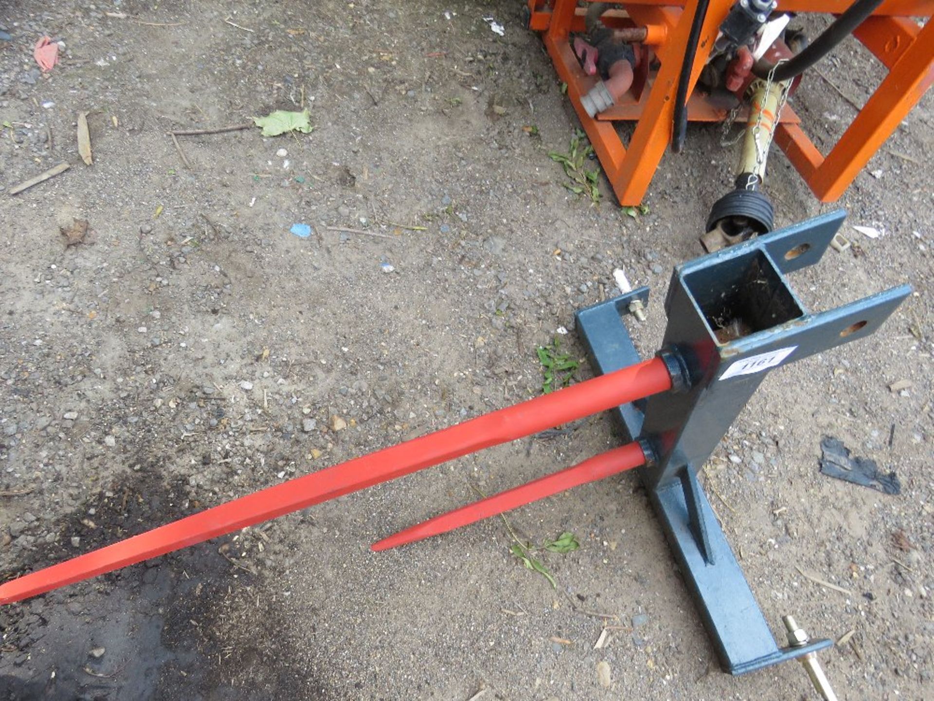 3 POINT LINKAGE TRACTOR MOUNTED BALE SPIKE DIRECT EX SITE CLOSURE.