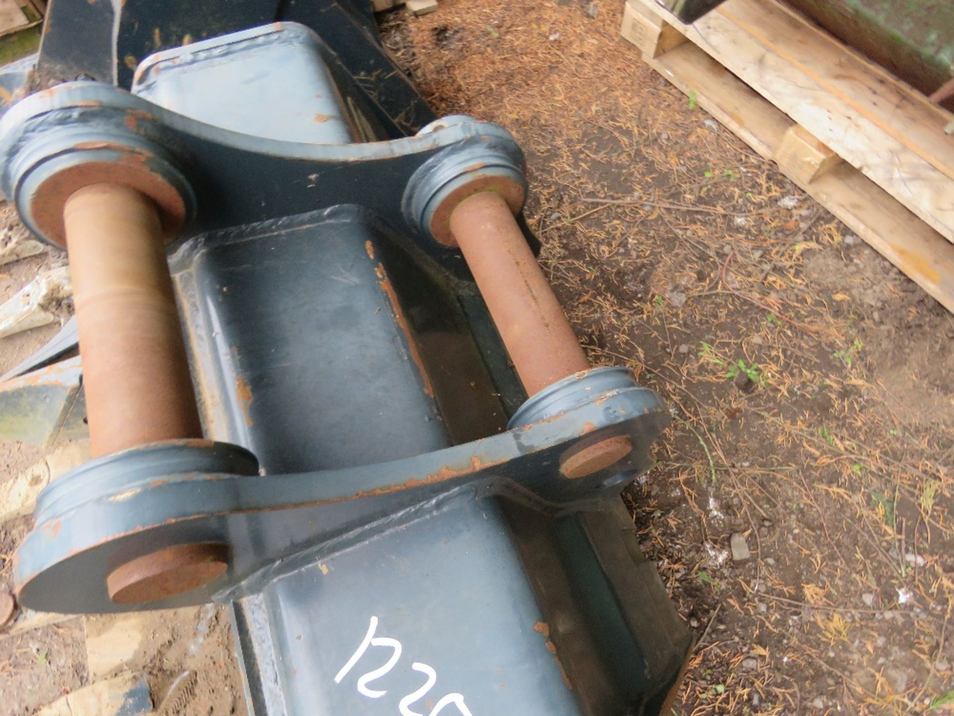 2 FT 6 EXCAVATOR BUCKET, LITTLE USED, TO FIT HYUNDAI 8 TONNE EXCAVATOR. - Image 3 of 4