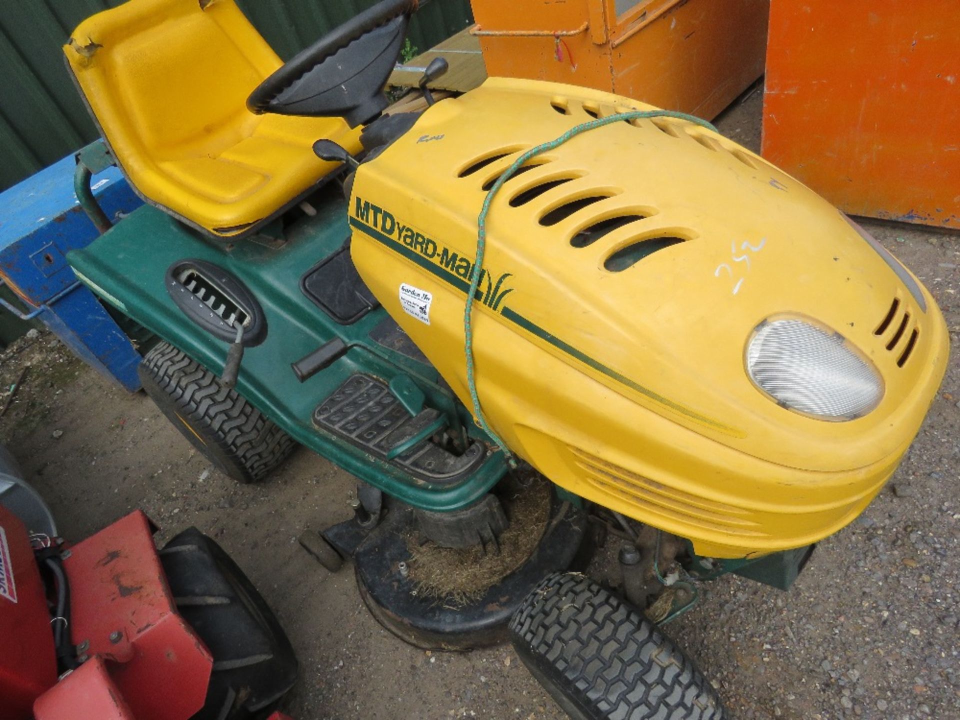 MTD YARDMAN RIDE ON MOWER, HYDROSTATIC DRIVE. WHEN TESTED WAS SEEN TO RUN, DRIVE AND MOWERS TURNED ( - Image 2 of 3