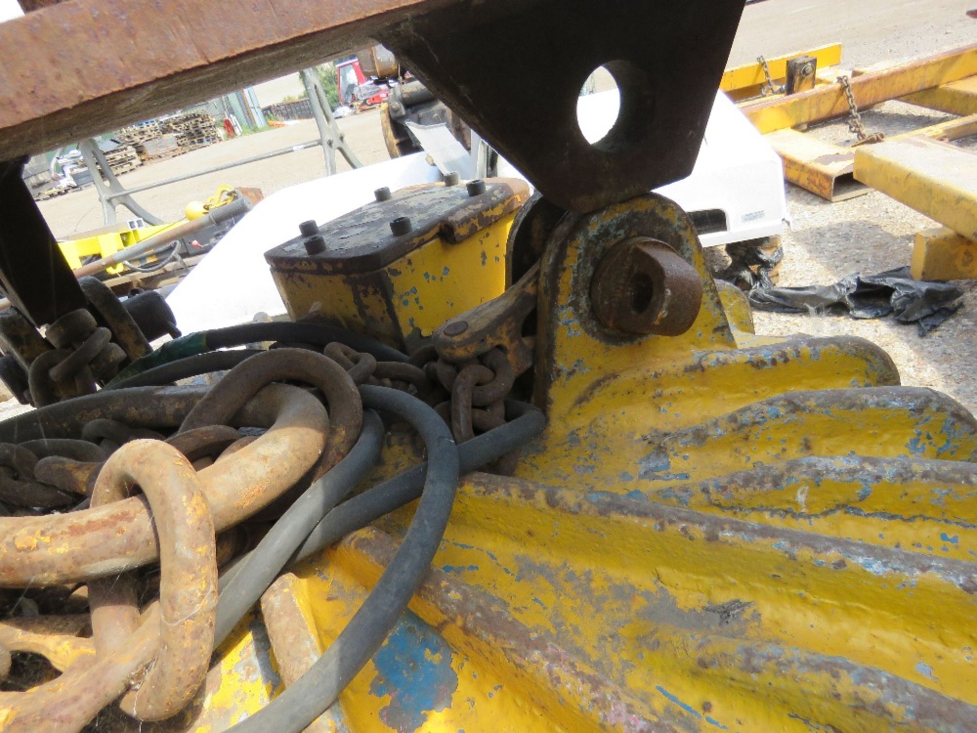 Electro magnet plus top hat unit for scrap handling, working when removed, unused for two years - Image 3 of 3