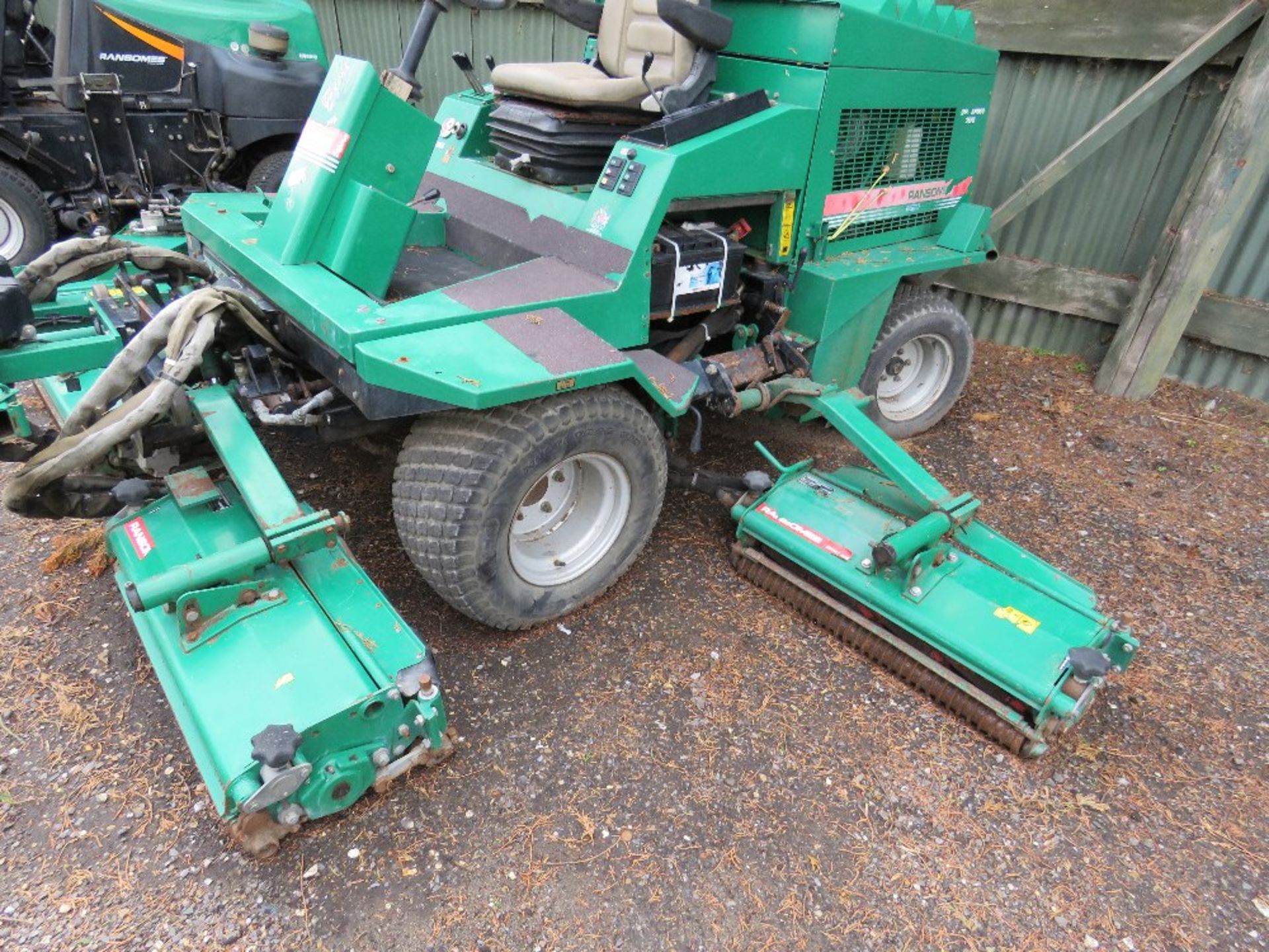 RANSOMES COMMANDER 3520 5 GANG MOWER. 3433 REC HOURS. WHEN TESTED WAS SEEN TO DRIVE AND MOWERS TURNE - Image 5 of 9