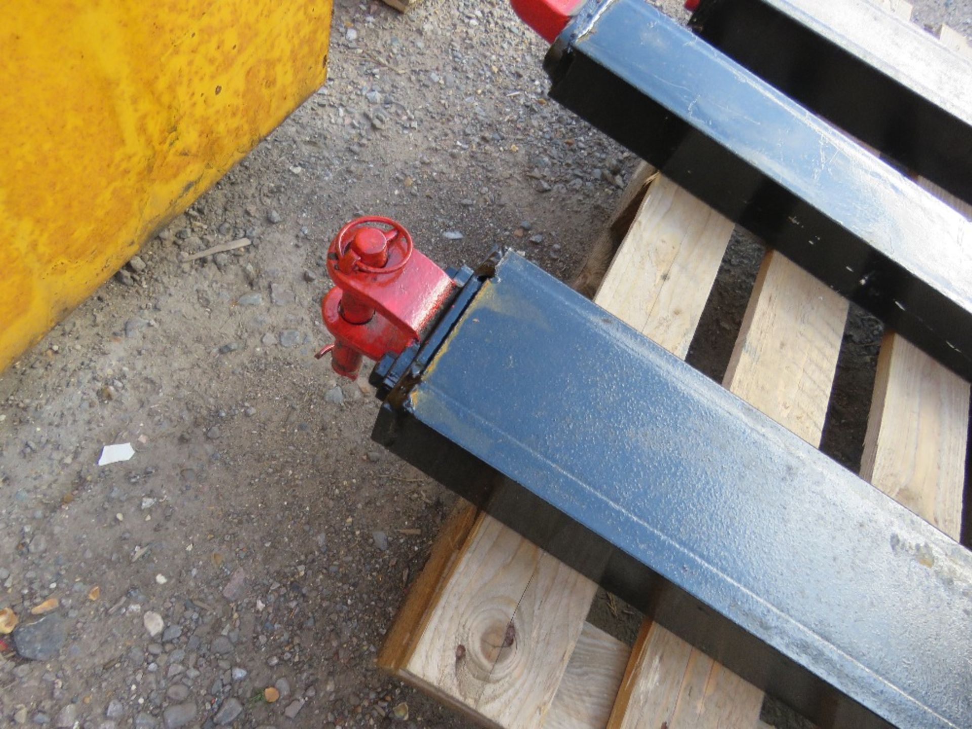 FORKLIFT ATTACHMENT FOR TRAILER RING HITCH TO SUIT 1 M LONG FORK. - Image 2 of 2