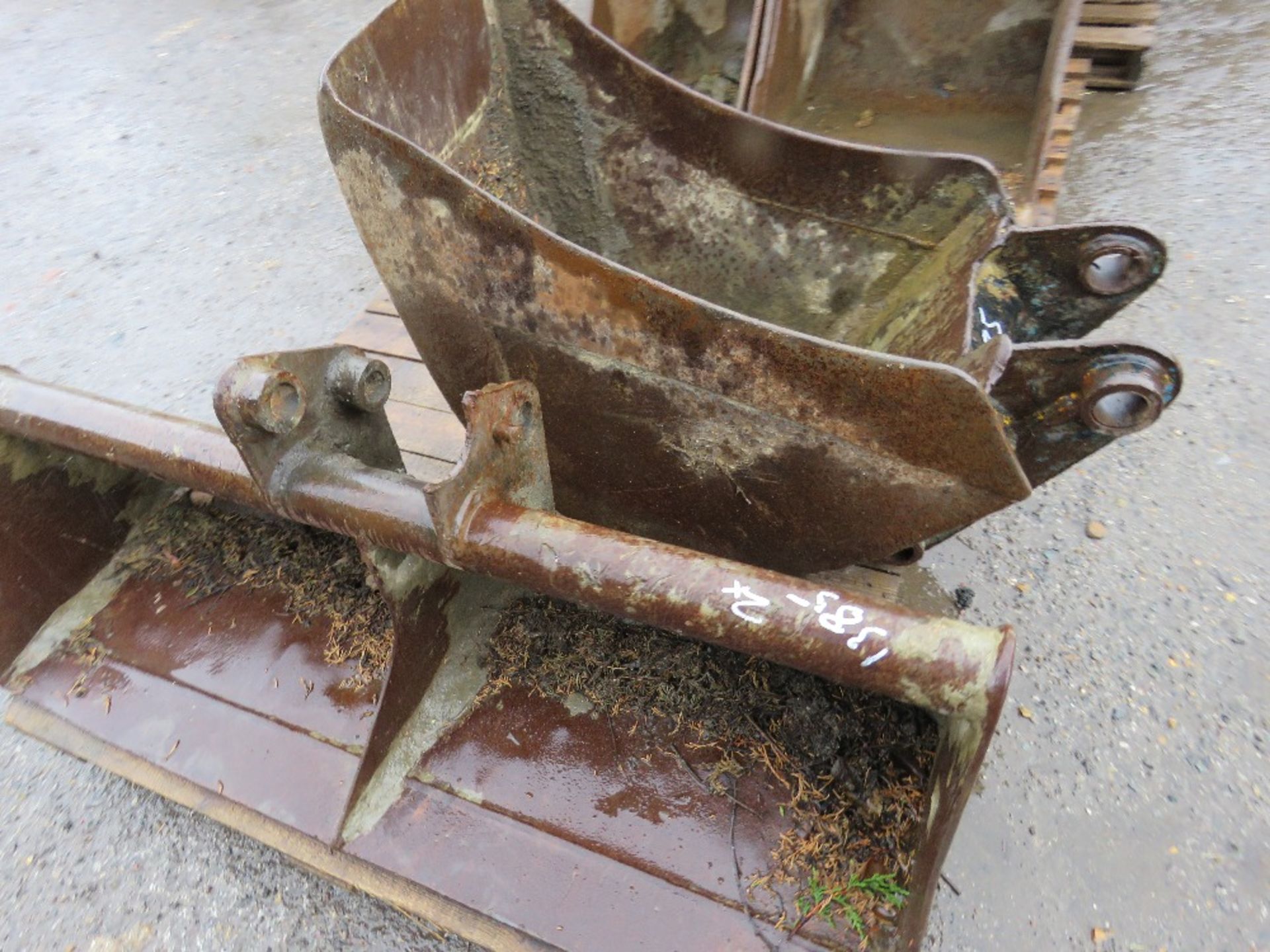 2X EXCAVATOR BUCKETS. DIRECT EX LOCAL COMPANY DUE TO SLOW DOWN IN BUSINESS. - Image 2 of 3