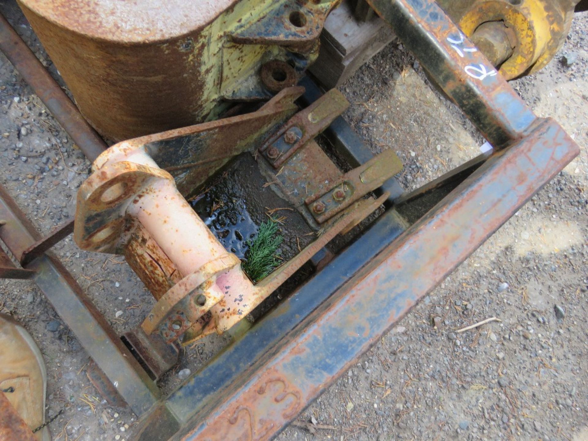 2 FT, 1FT AND 10 INCH JCB EXCAVATOR BUCKETS ON 25MM PINS. - Image 5 of 5