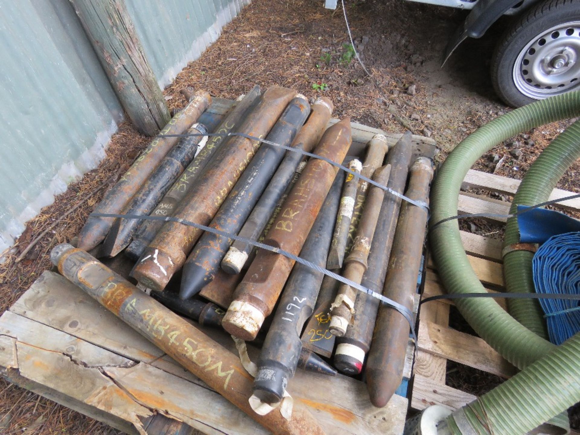 PALLET CONTAINING APPROX 23 X ASSORTED EXCAVATOR BREAKER POINTS. - Image 2 of 3