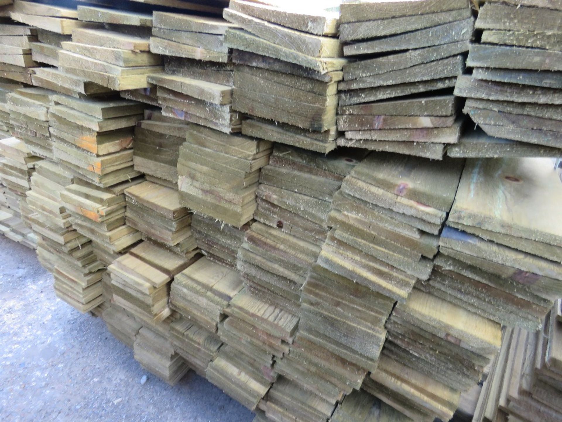 1 X PACK OF 1.76M X 10CM WIDE APPROX FEATHER EDGE TIMBER CLADDING - Image 2 of 2