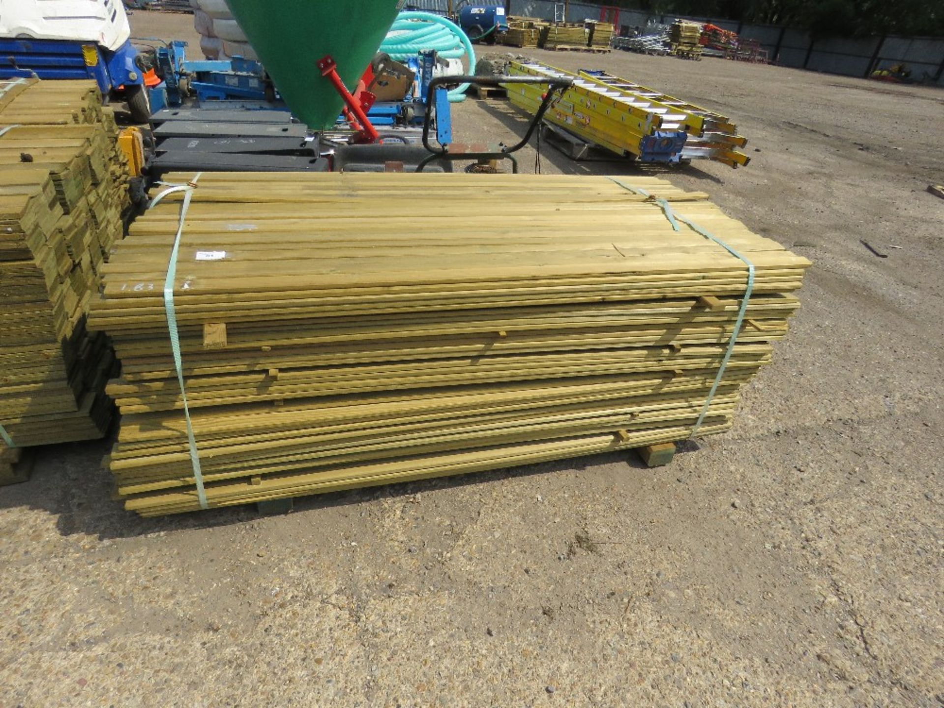 1 X BUNDLE OF VENETIAN STRIP TIMBER CLADDING. 1.83M X 4.5CM X 1.5CM SIZE