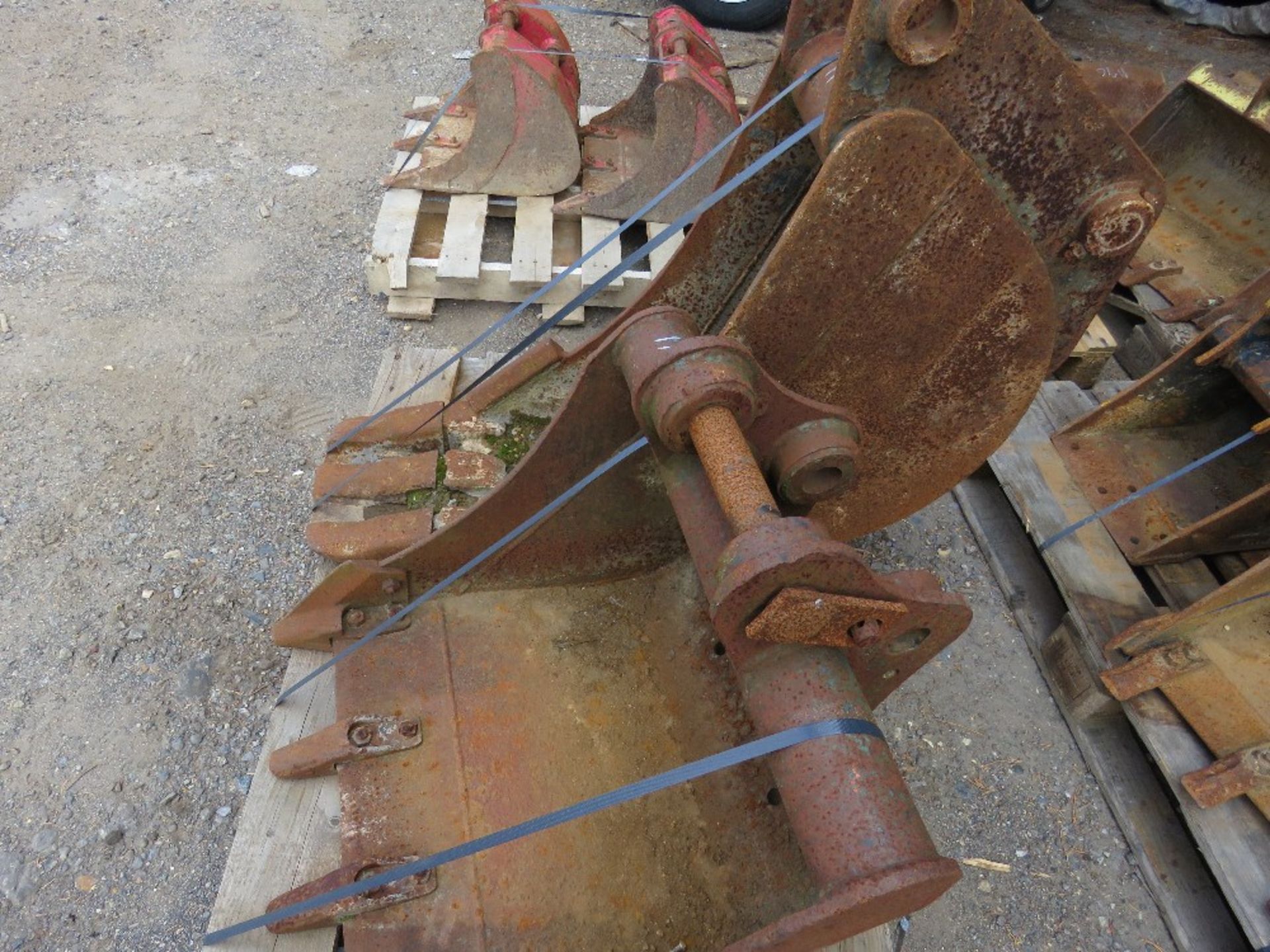 MINI EXCAVATOR BUCKETS, 12INCH ON 45MM PINS AND 24INCH ON 40MM PINS. - Image 3 of 3