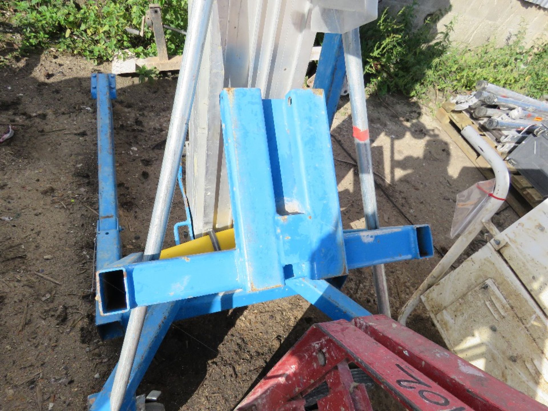 GENIE SLA10 MATERIAL LIFT WITH FORKS. - Image 4 of 5