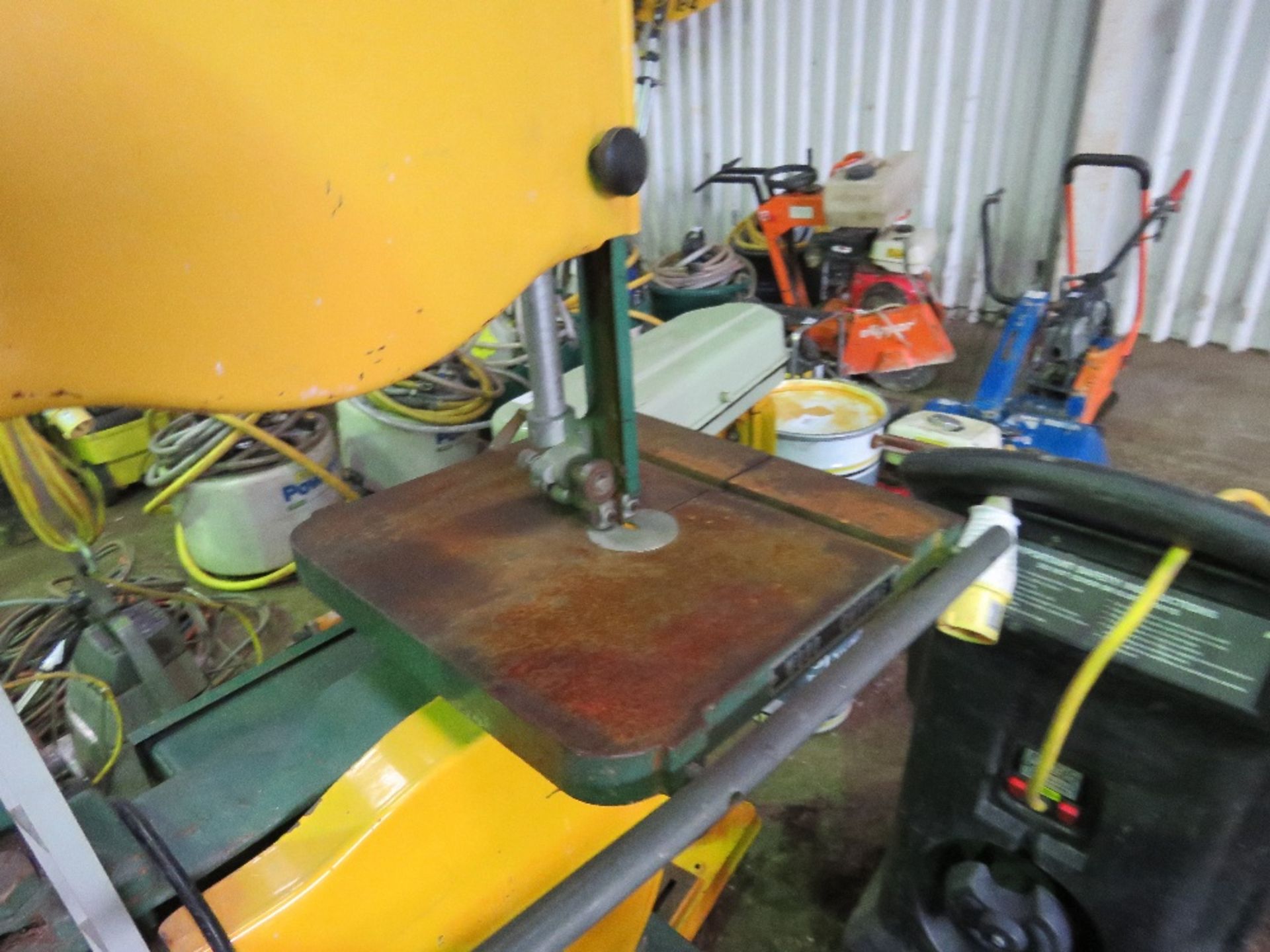 240VOLT SMALL SIZED BANDSAW, WORKING WHEN REMOVED. SOURCED FROM WORKSHOP CLOSURE. - Image 3 of 4