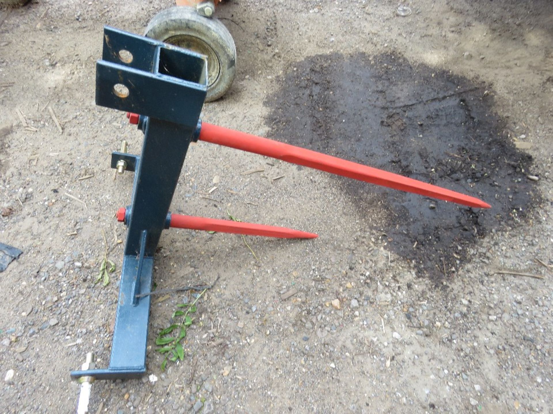 3 POINT LINKAGE TRACTOR MOUNTED BALE SPIKE DIRECT EX SITE CLOSURE. - Image 2 of 2